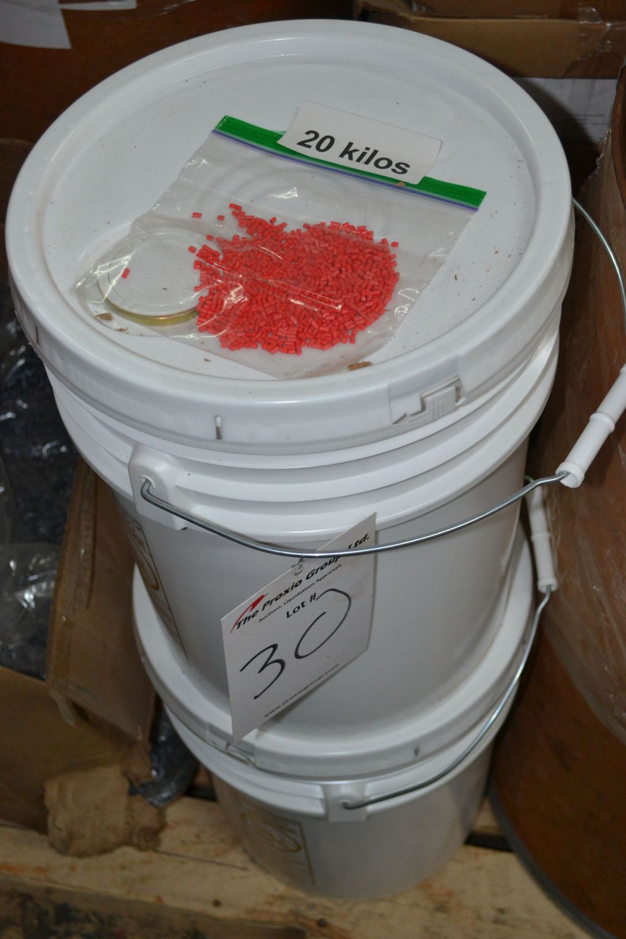 Lot colored resin, Red, Approx 20 KG - Image 2 of 2