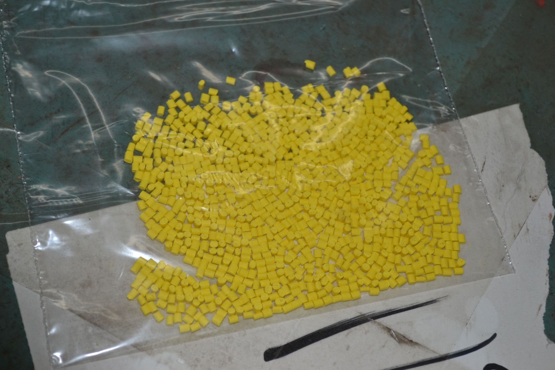 Lot colored resin, Yellow YE5679, Approx 153 KG - Image 3 of 4