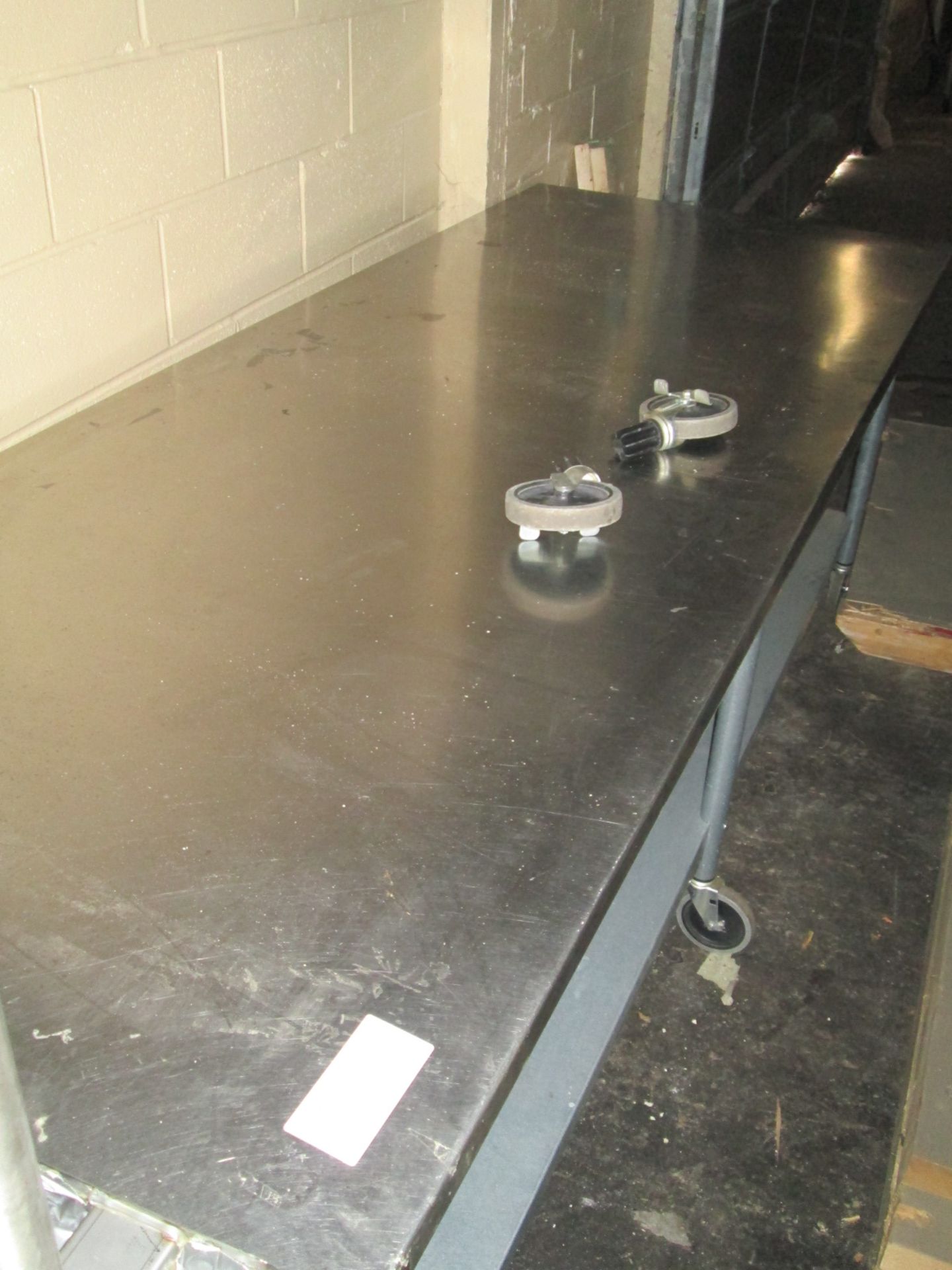 Lot of 5 stainless steel tables: 1x 42" x 72" x 31" high; 1x 36" x 72" x 36" high; 1x 44" x 48" x - Image 8 of 11