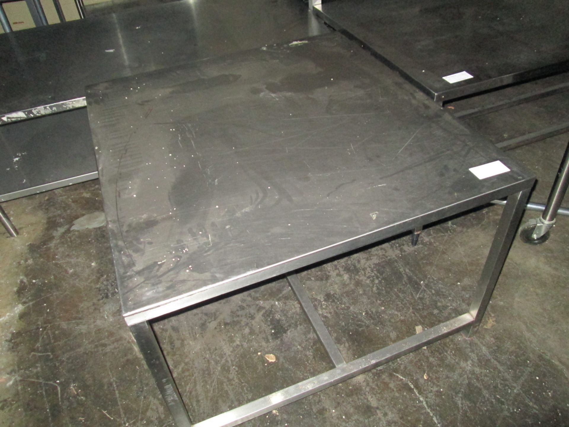 Lot of 5 stainless steel tables: 1x 42" x 72" x 31" high; 1x 36" x 72" x 36" high; 1x 44" x 48" x - Image 4 of 11