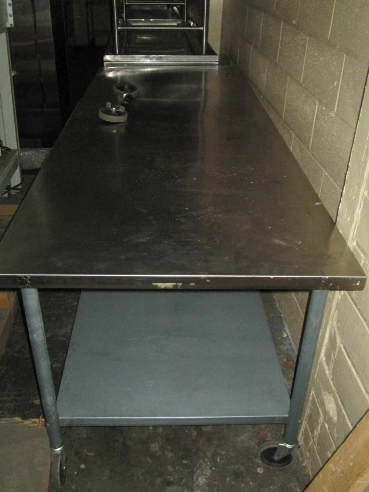 Lot of 5 stainless steel tables: 1x 42" x 72" x 31" high; 1x 36" x 72" x 36" high; 1x 44" x 48" x - Image 9 of 11