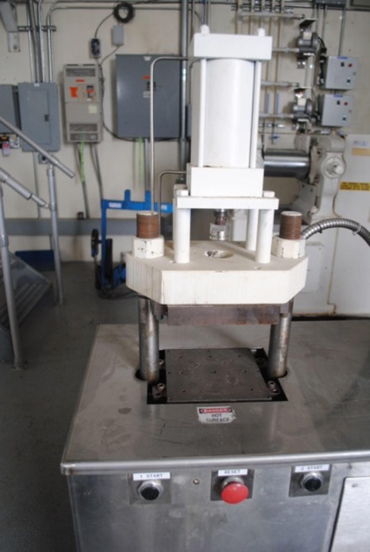 Hydrualic Press with controls - Image 2 of 6