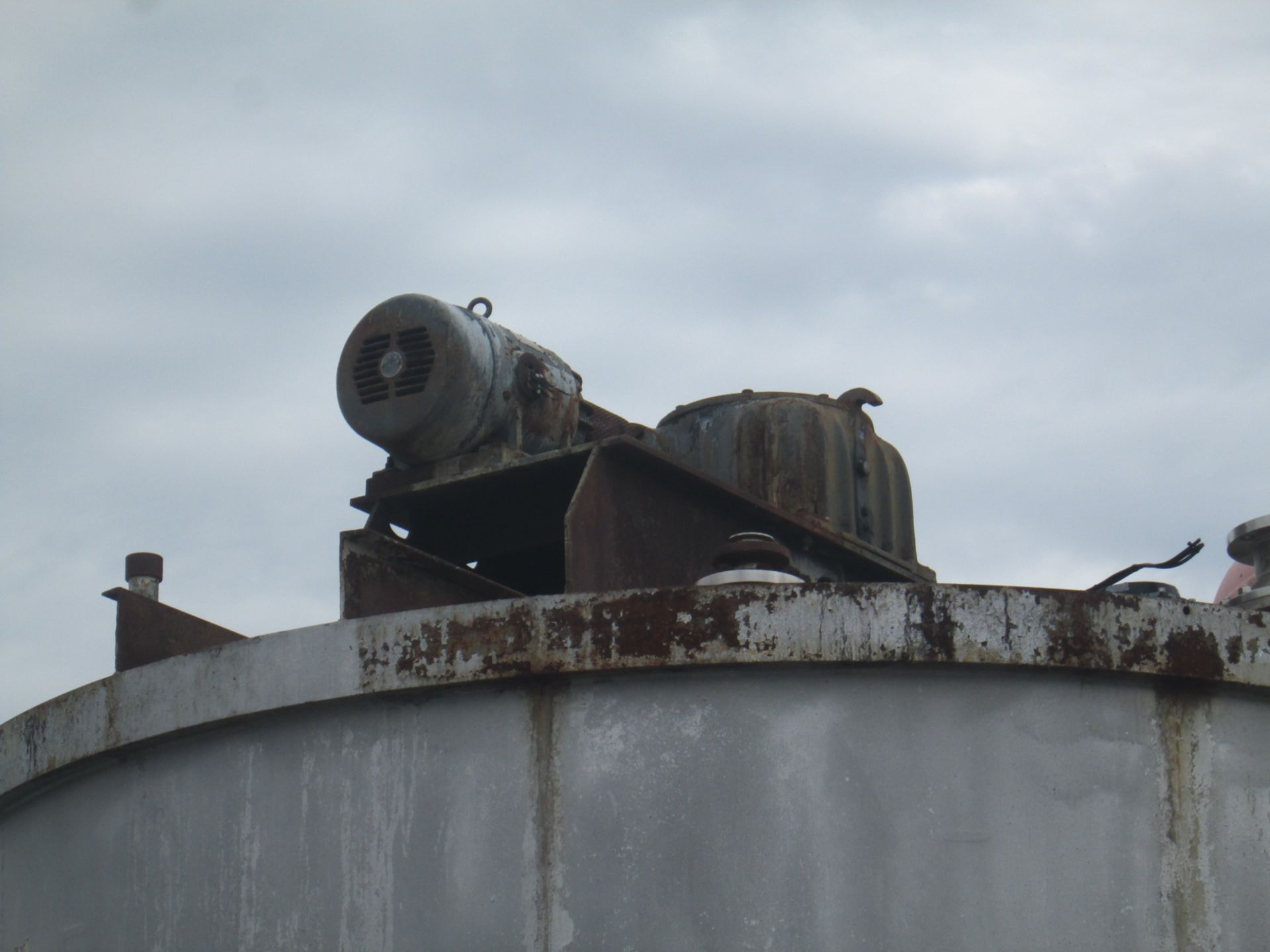 1000 gallon Carbon Steel Tank with Agitatior - Image 2 of 4