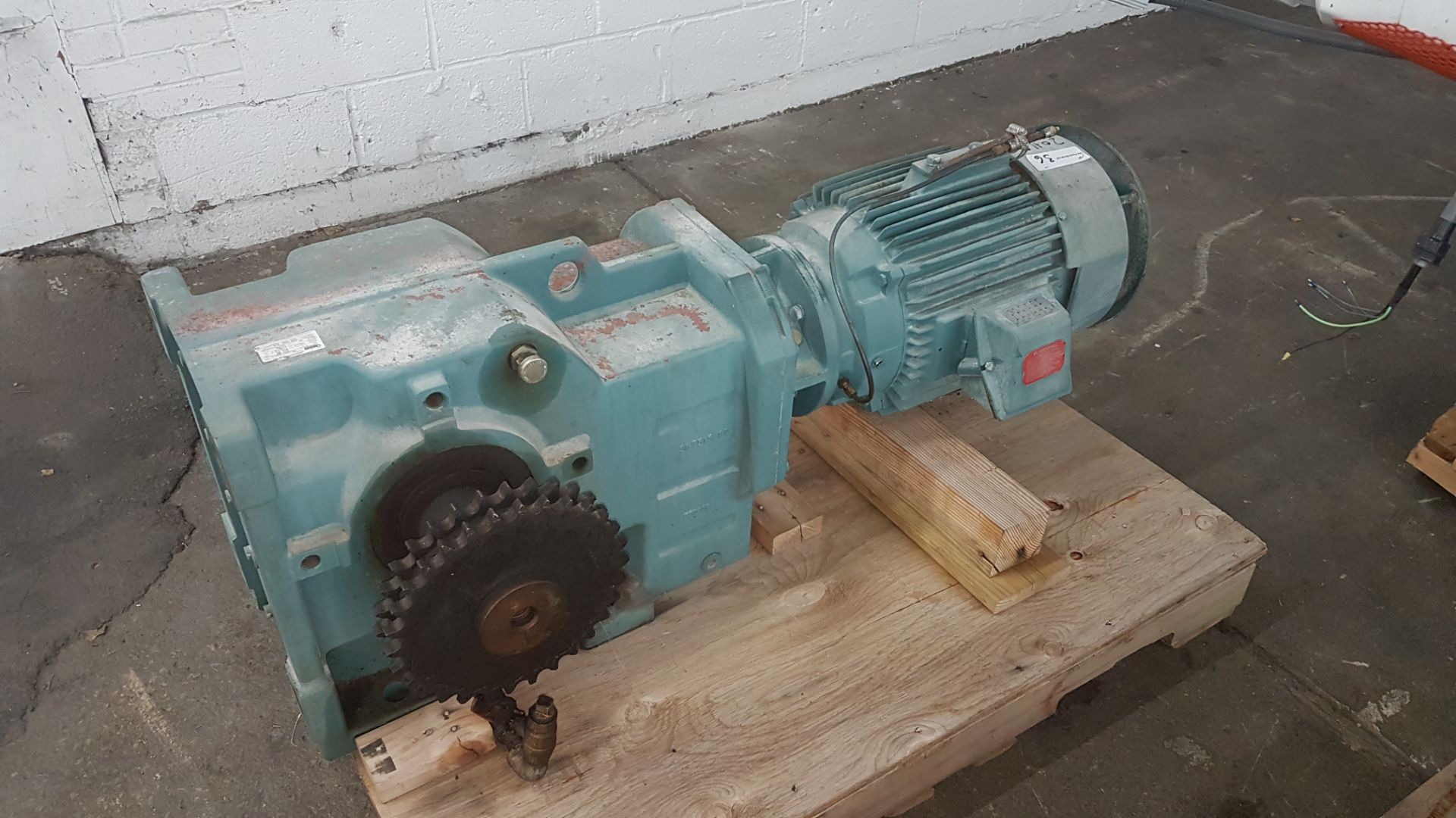 20HP Electric Motor with gearbox, 230/460v equipped with Dodge Quantis Gearbox - Image 2 of 5