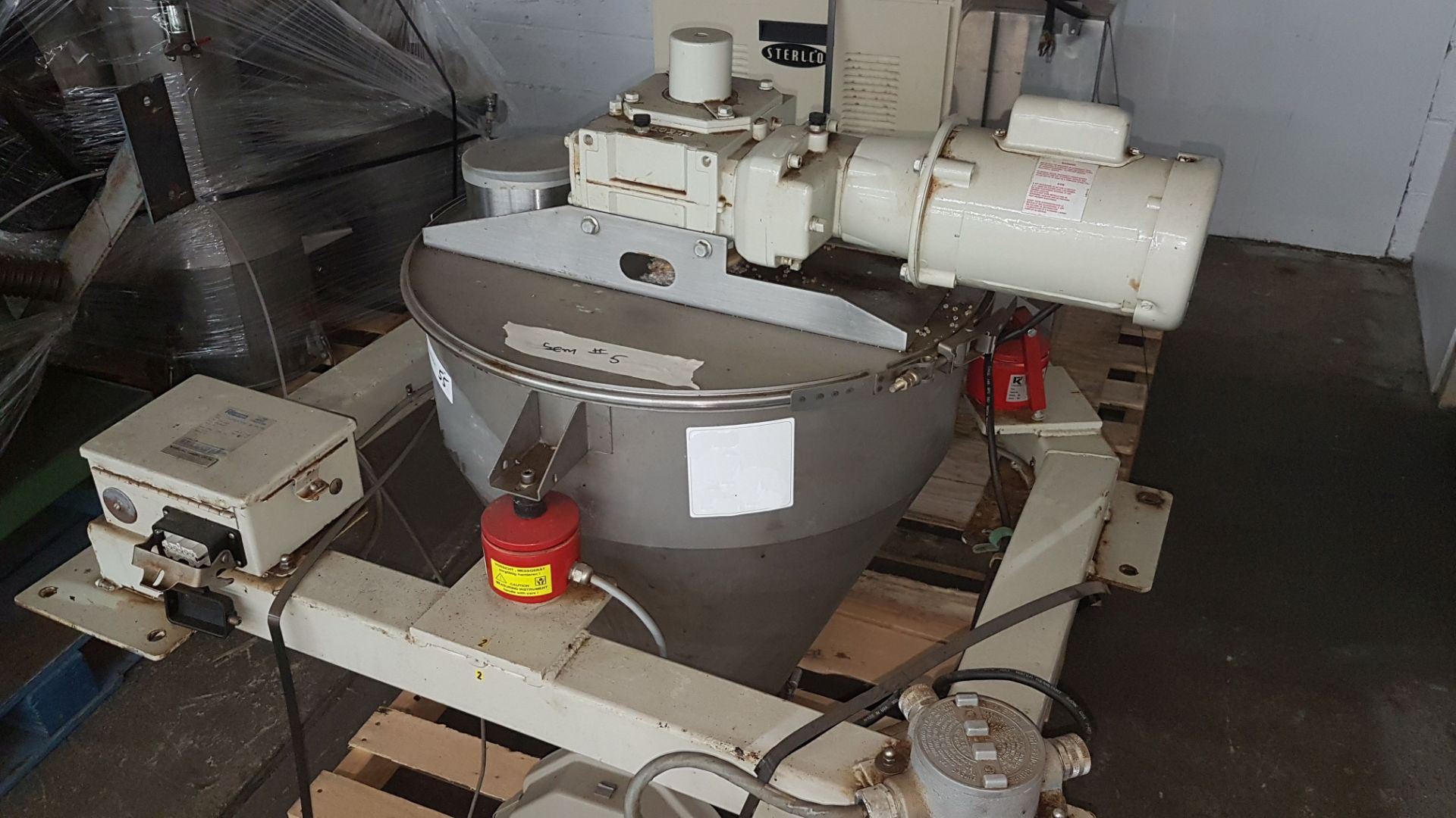 K-Tron Soder Twin Screw Loss-in-Weight Feeder Model K2-ML-T35, Tag I.D. FD-102, New in 1998. - Image 2 of 12