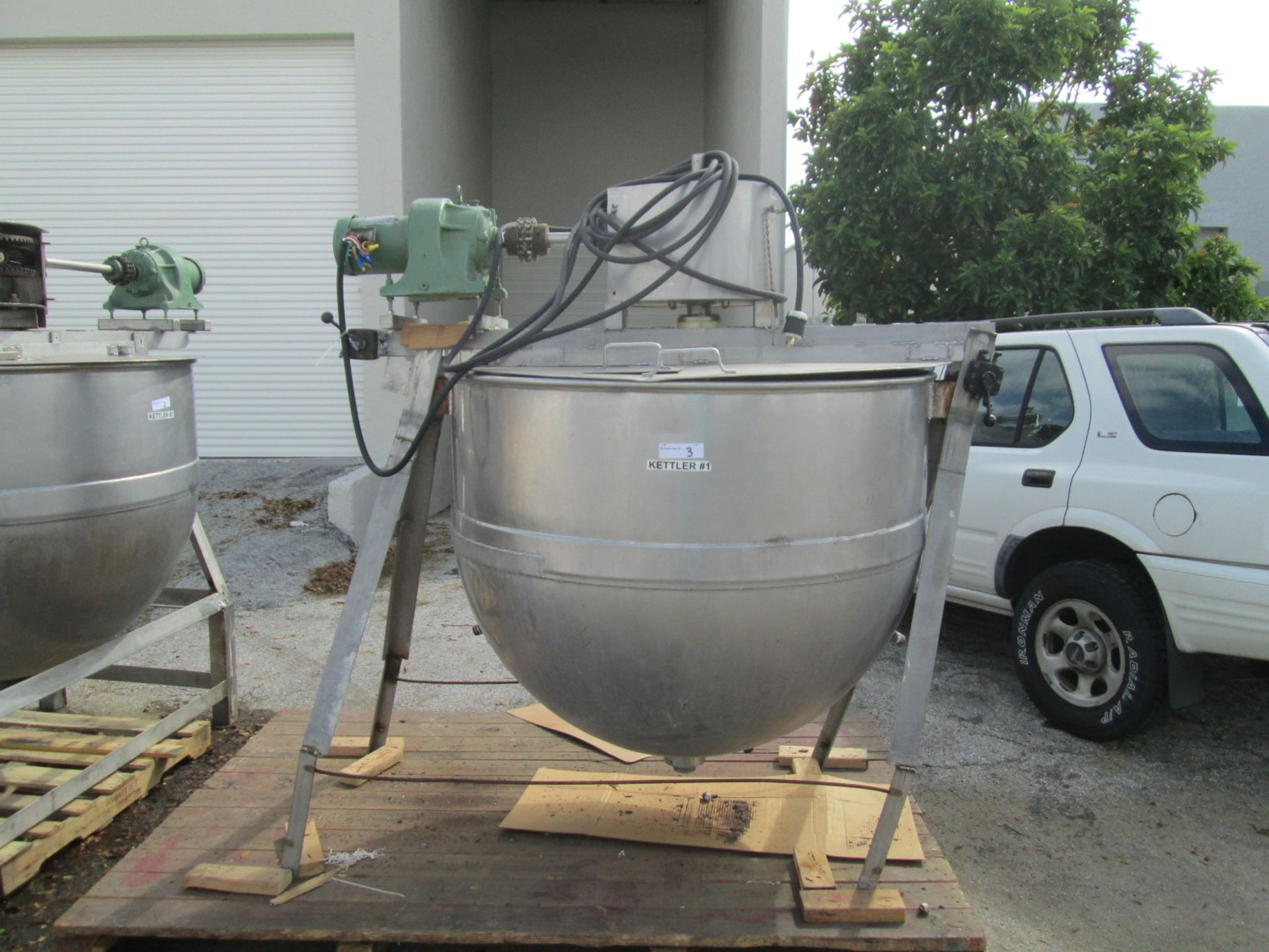 300 Gallon Lee Industries Stainless Steel Hemispherical Kettle, Jacketed on Bottom half with 2-1/