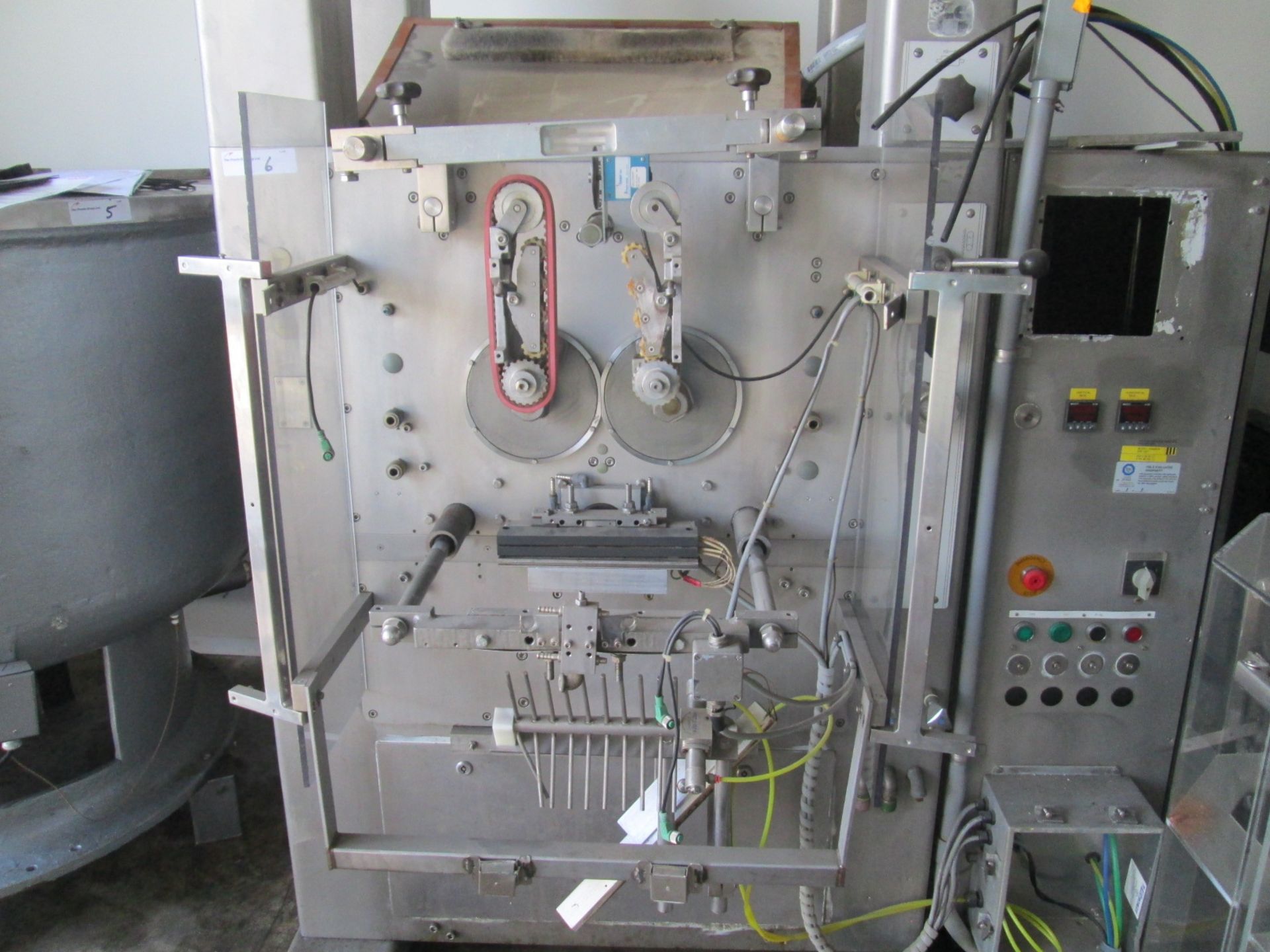 Vertical Form Fill and Seal Machine, equipped with 11" wide sealing Jaws and 11" Film pulling - Image 11 of 23