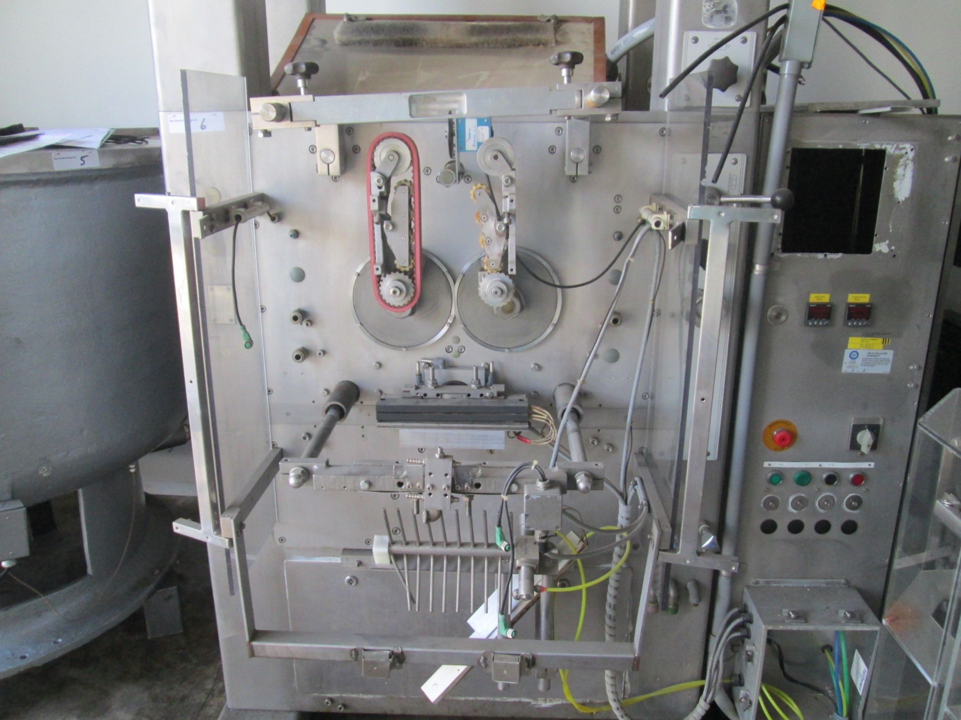 Vertical Form Fill and Seal Machine, equipped with 11" wide sealing Jaws and 11" Film pulling - Image 12 of 23