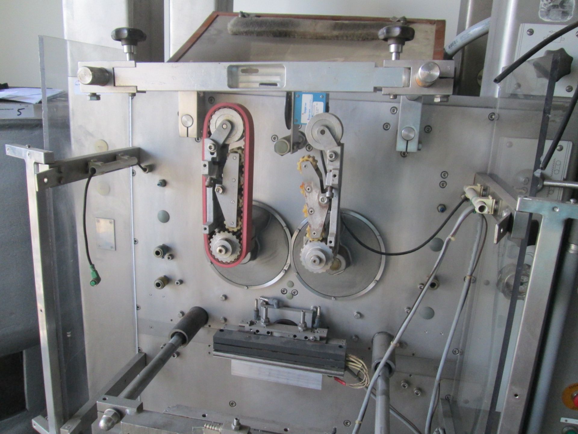 Vertical Form Fill and Seal Machine, equipped with 11" wide sealing Jaws and 11" Film pulling - Image 8 of 23