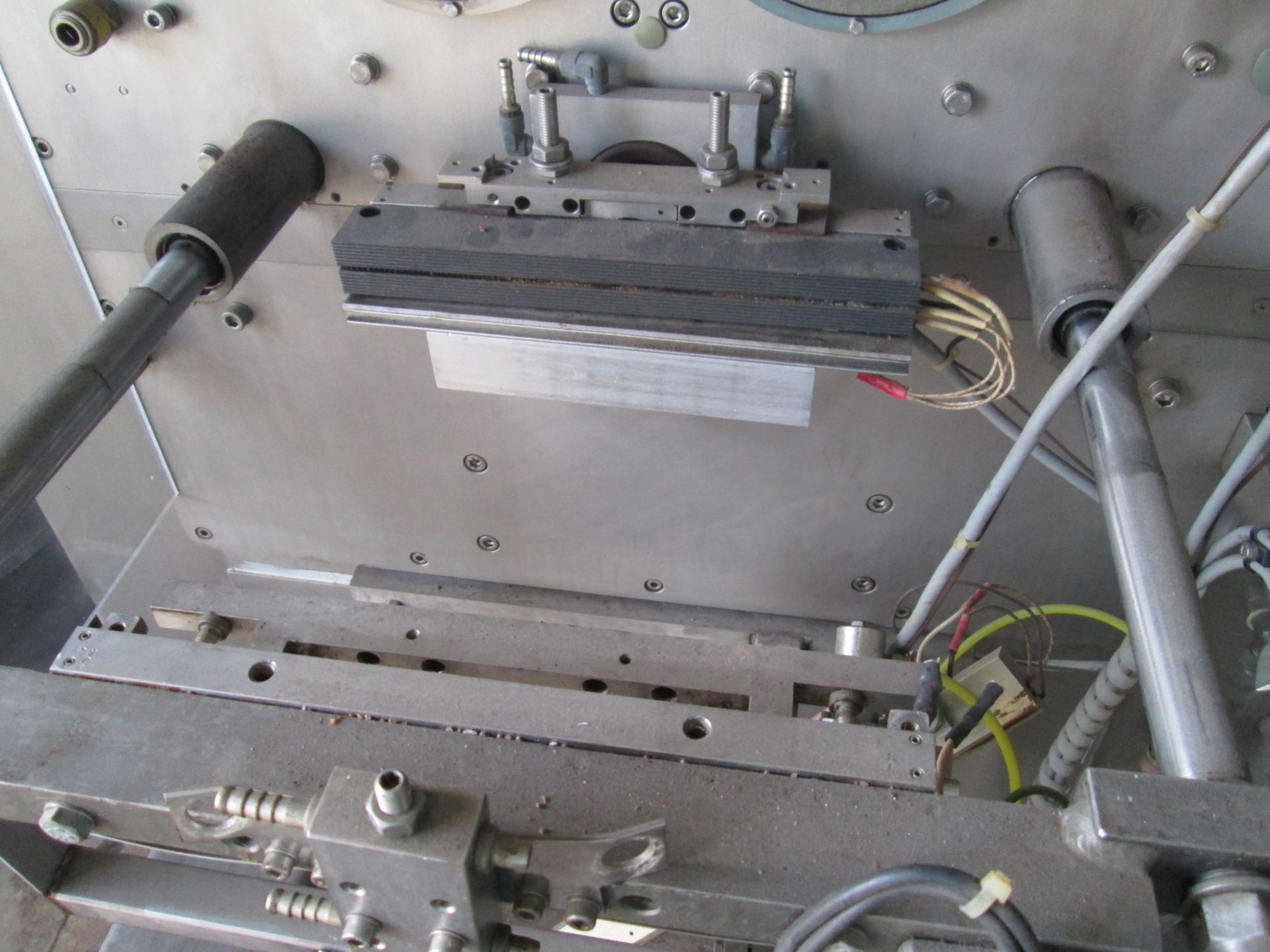 Vertical Form Fill and Seal Machine, equipped with 11" wide sealing Jaws and 11" Film pulling - Image 10 of 23