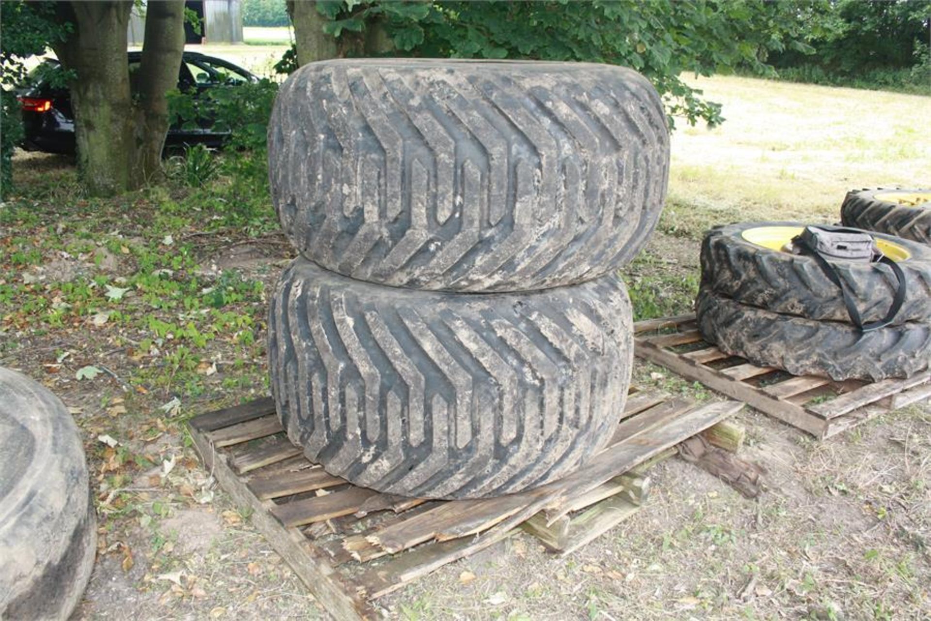 Pair of 8 stud 600/50 R22.5 floatation trailer wheels