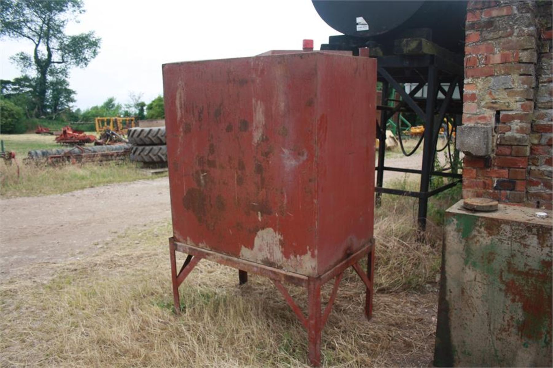 Metal fuel tank and stand - Image 2 of 2