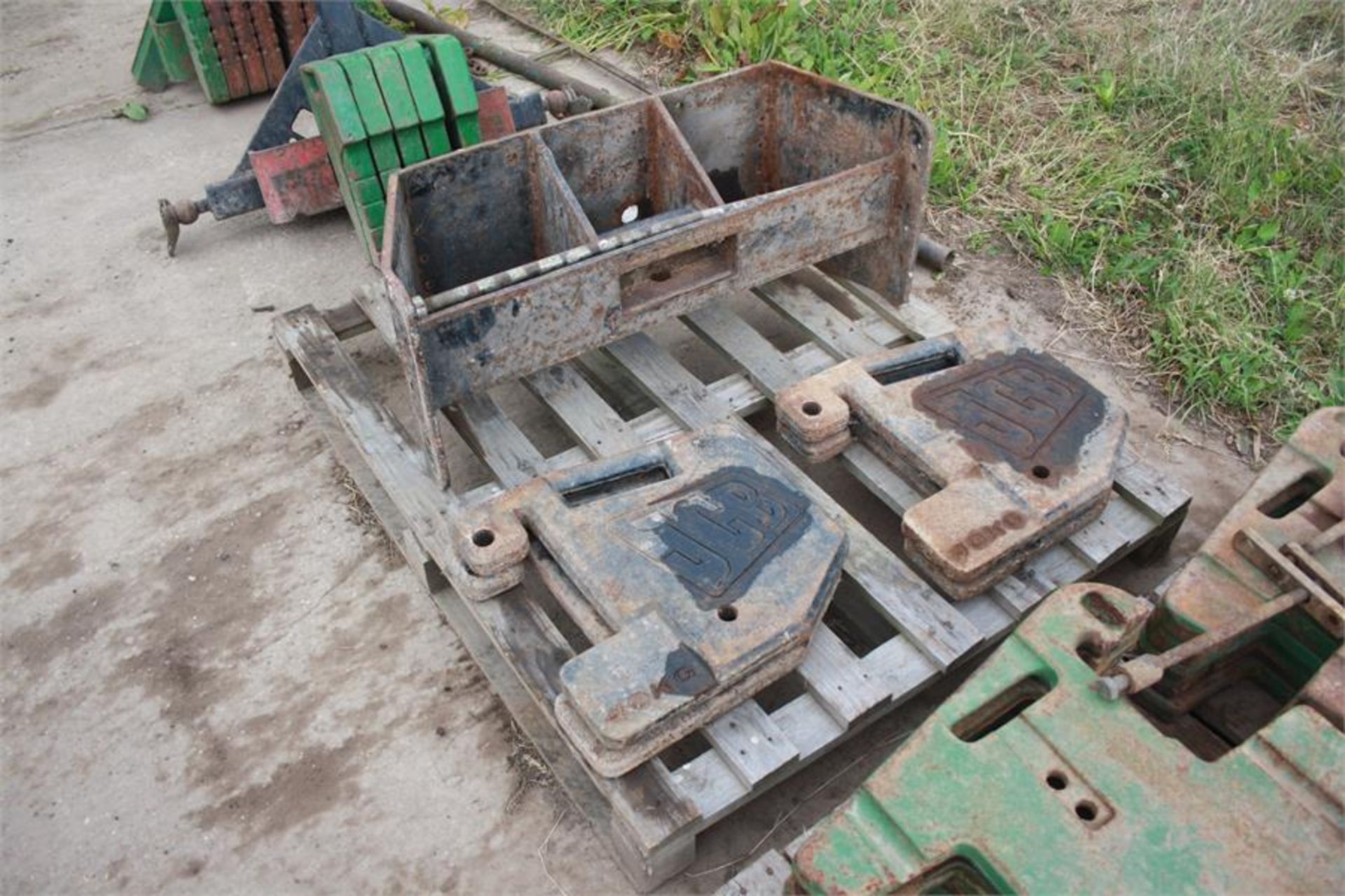Set of 4 JCB front leaf weights with bolt on weight carrier frame - Image 2 of 2