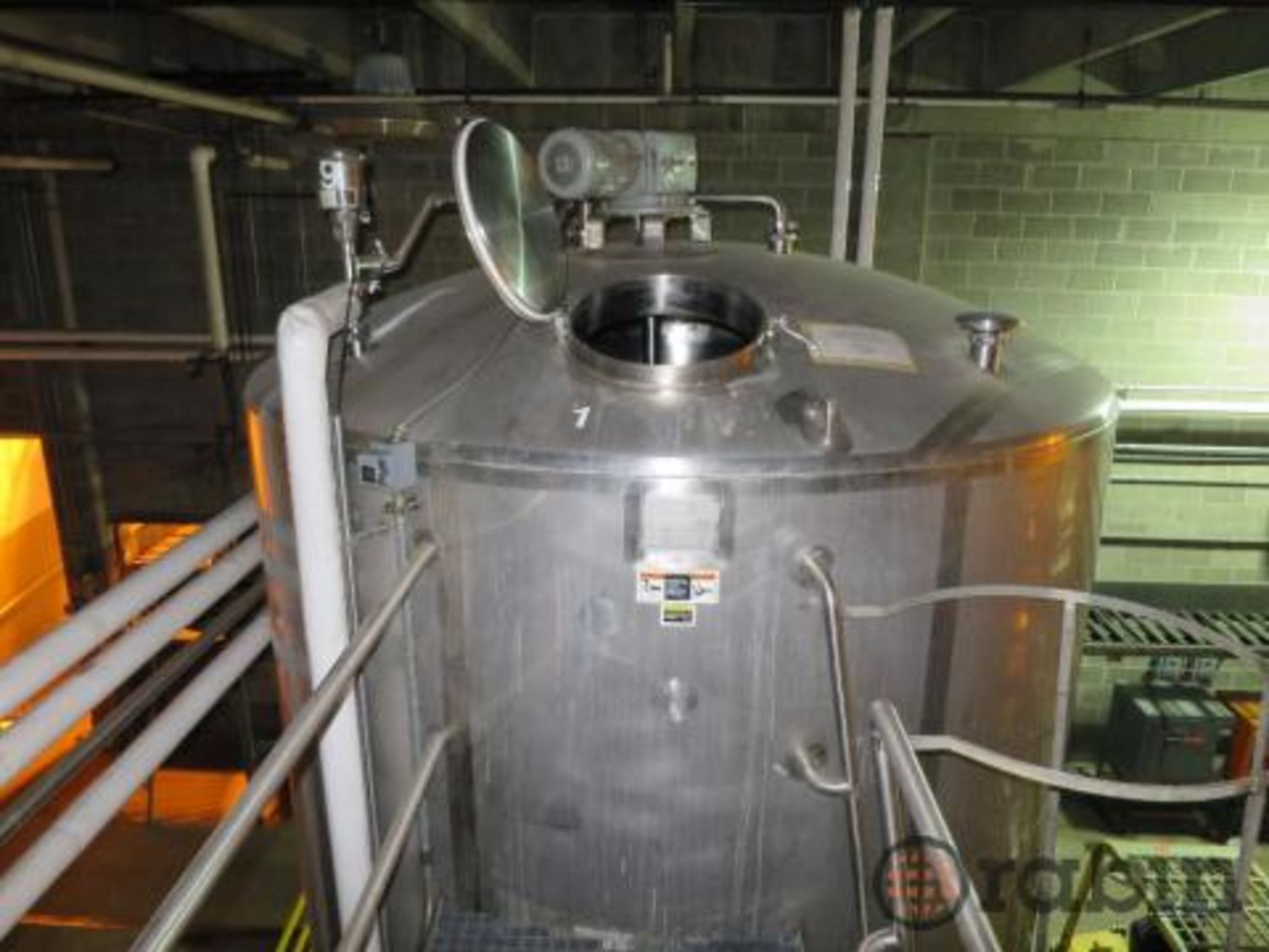 Vertical fermenting tank, 6000 gal., 9' diameter x 20' approximate height to agitator, 15/100 psig - Image 3 of 7