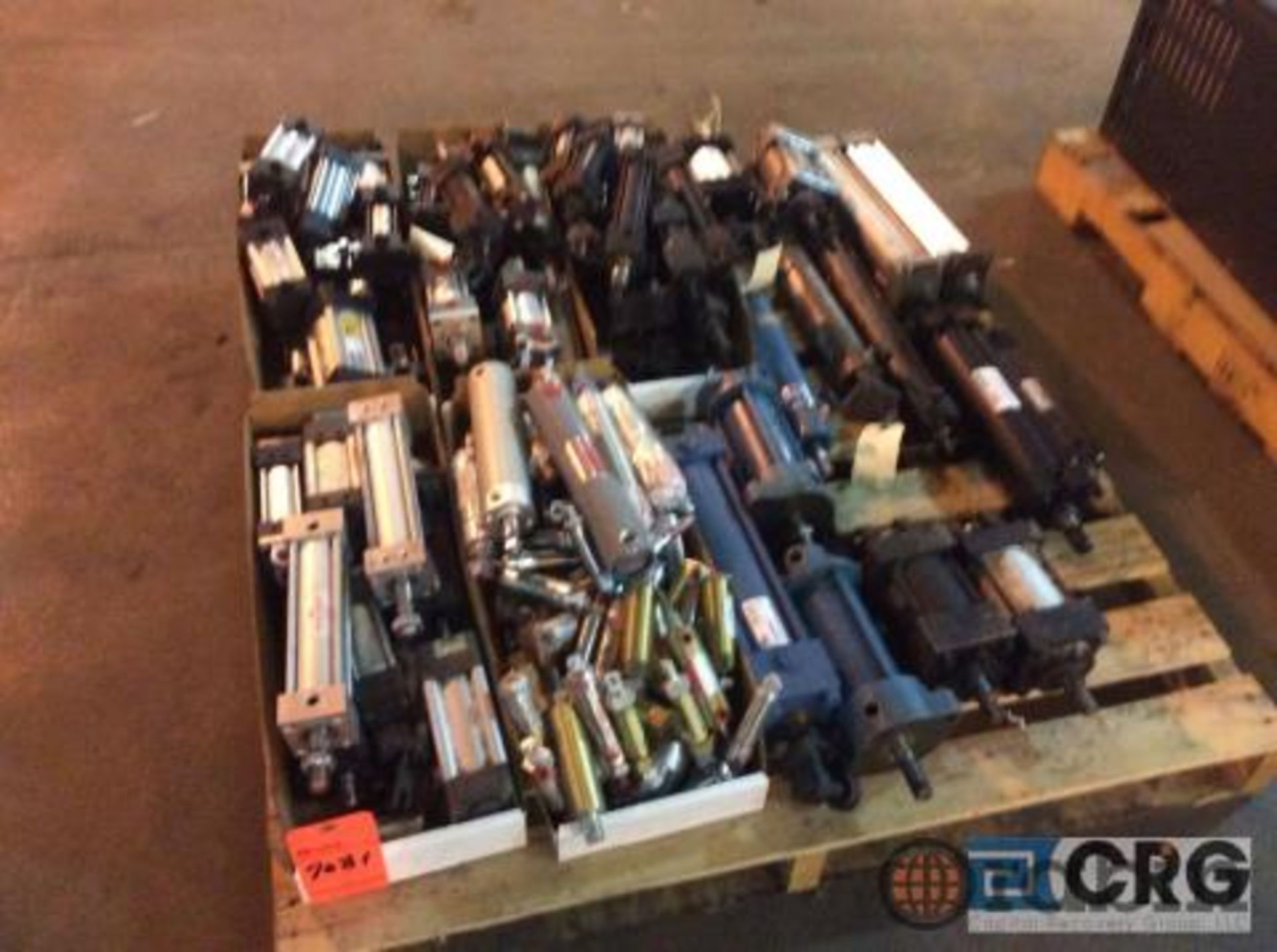 Lot of assorted pneumatic cylinders [Peoria]