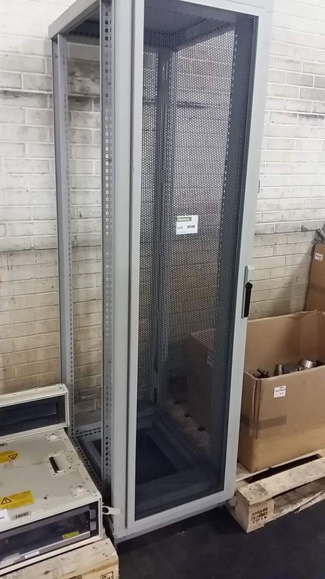 Server rack - Image 3 of 3