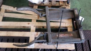 Powell & Co SWL 450kg tyre clamp