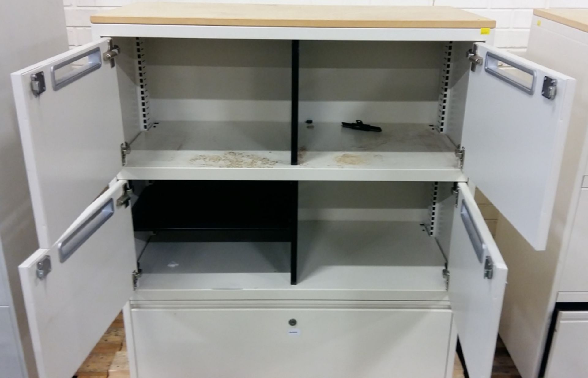 Storage cabinet (no keys) - Image 2 of 3