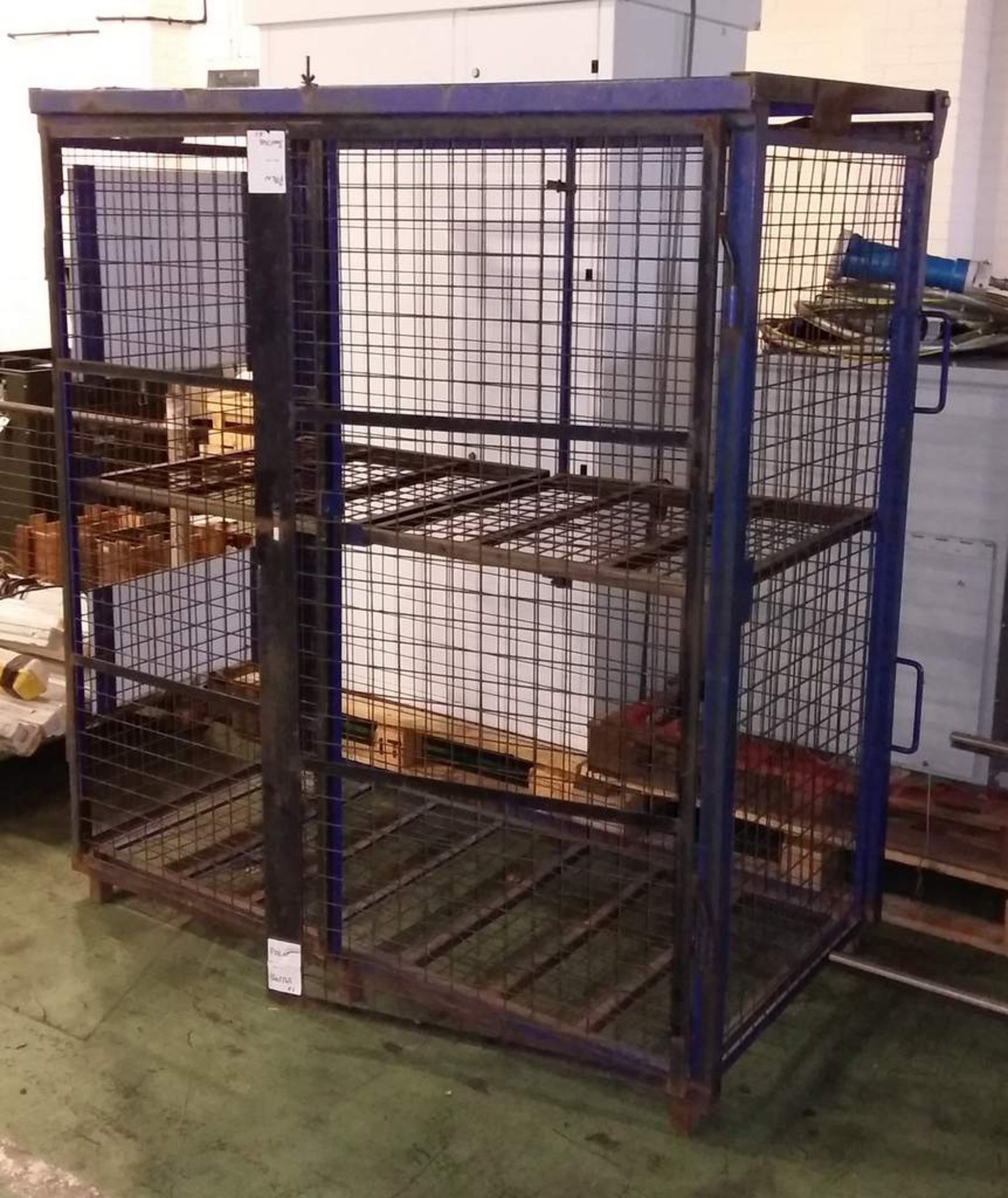 Gas bottle storage cage - approx 85x157x180cm - Image 2 of 4