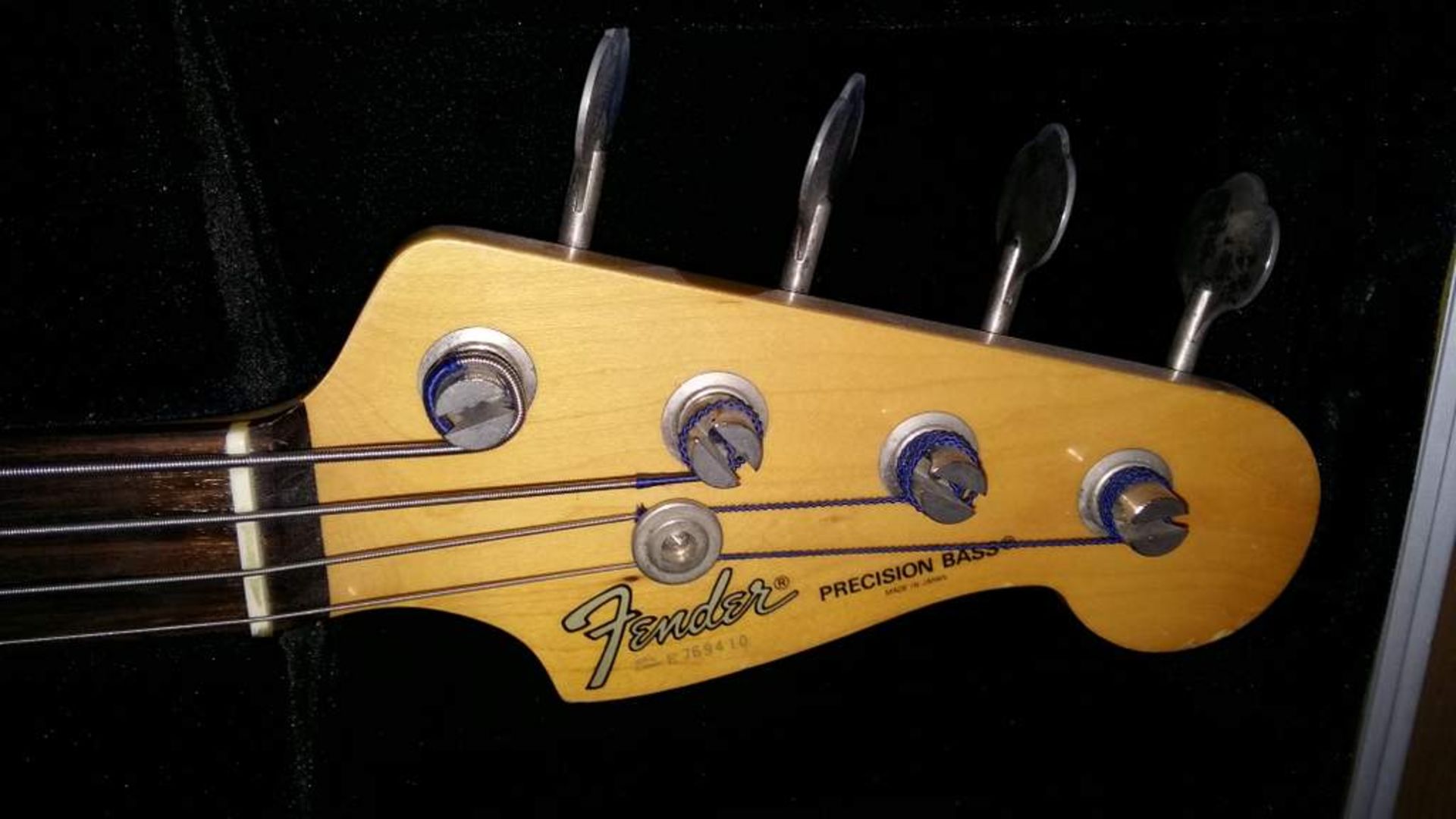 Fender 4 string bass guitar in carry case - Image 3 of 4