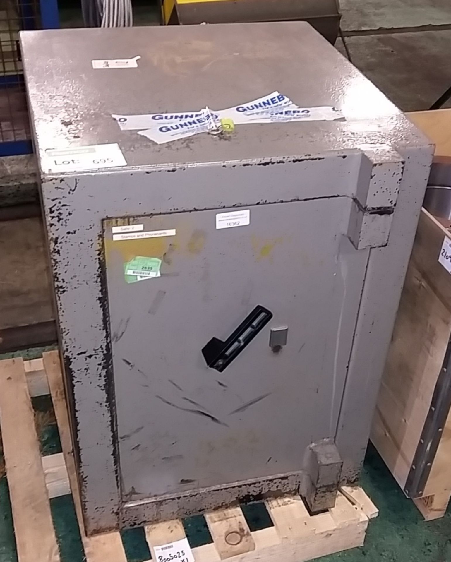 Heavy duty safe with key