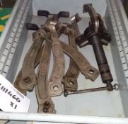Bearing puller assembly