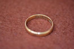 An 18ct gold wedding band, 4.02g