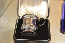 A cased George V silver christening cup, Birmingham 1925, of baluster form 1.6 troy ounces
