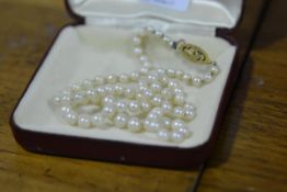 A single strand graduated cultured pearl necklace with 9ct gold clasp. Length approx. 45cm