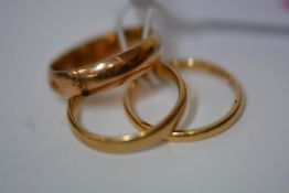 Three 18ct gold wedding bands. Total 8 grams