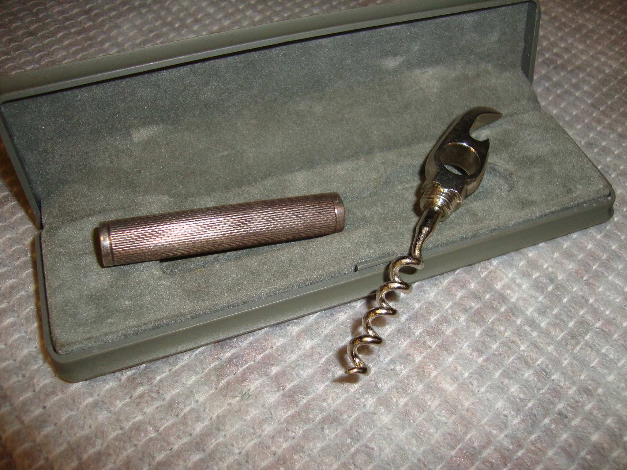 Silver 2-piece travel corkscrew in presentation case, understood to be made by Mappin & Webb however - Image 2 of 3