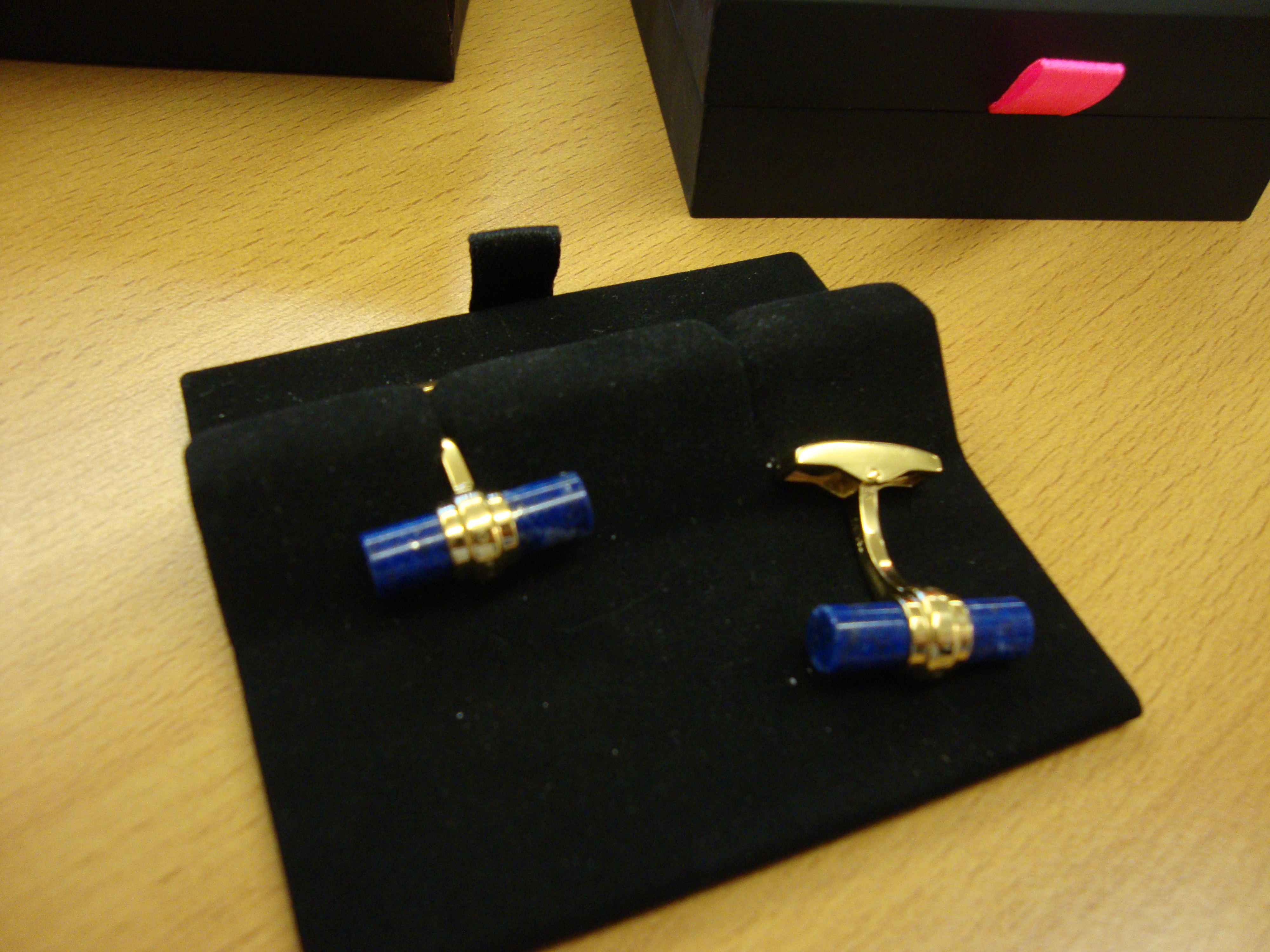 Theo Fennell 18K yellow gold cufflinks with Lapis Lazuli batons. Marked 750 AU and hallmarked,