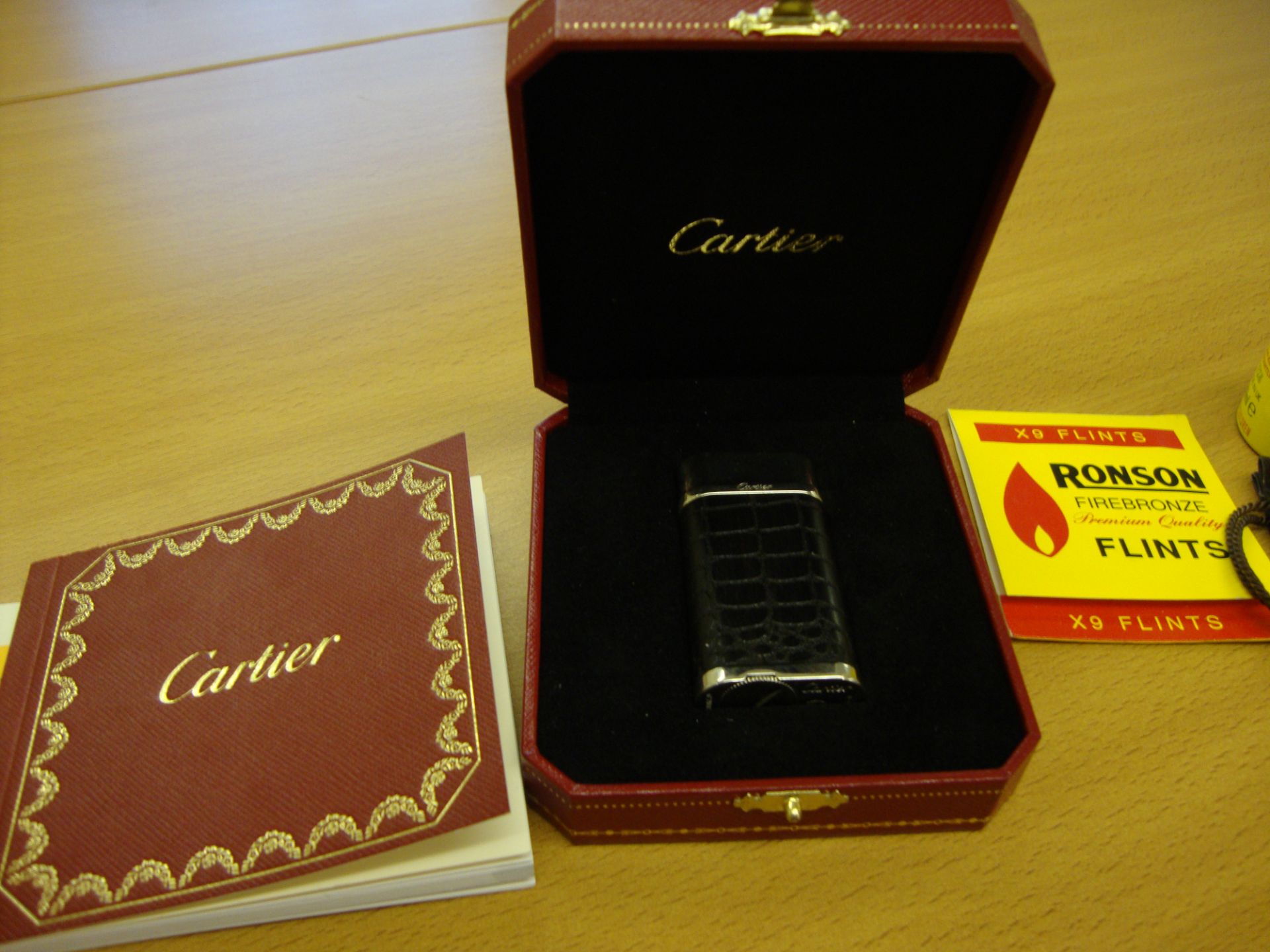 Cartier Lighter, in dark brown carved alligator skin style wood, with silver detailing. Serial - Bild 2 aus 11