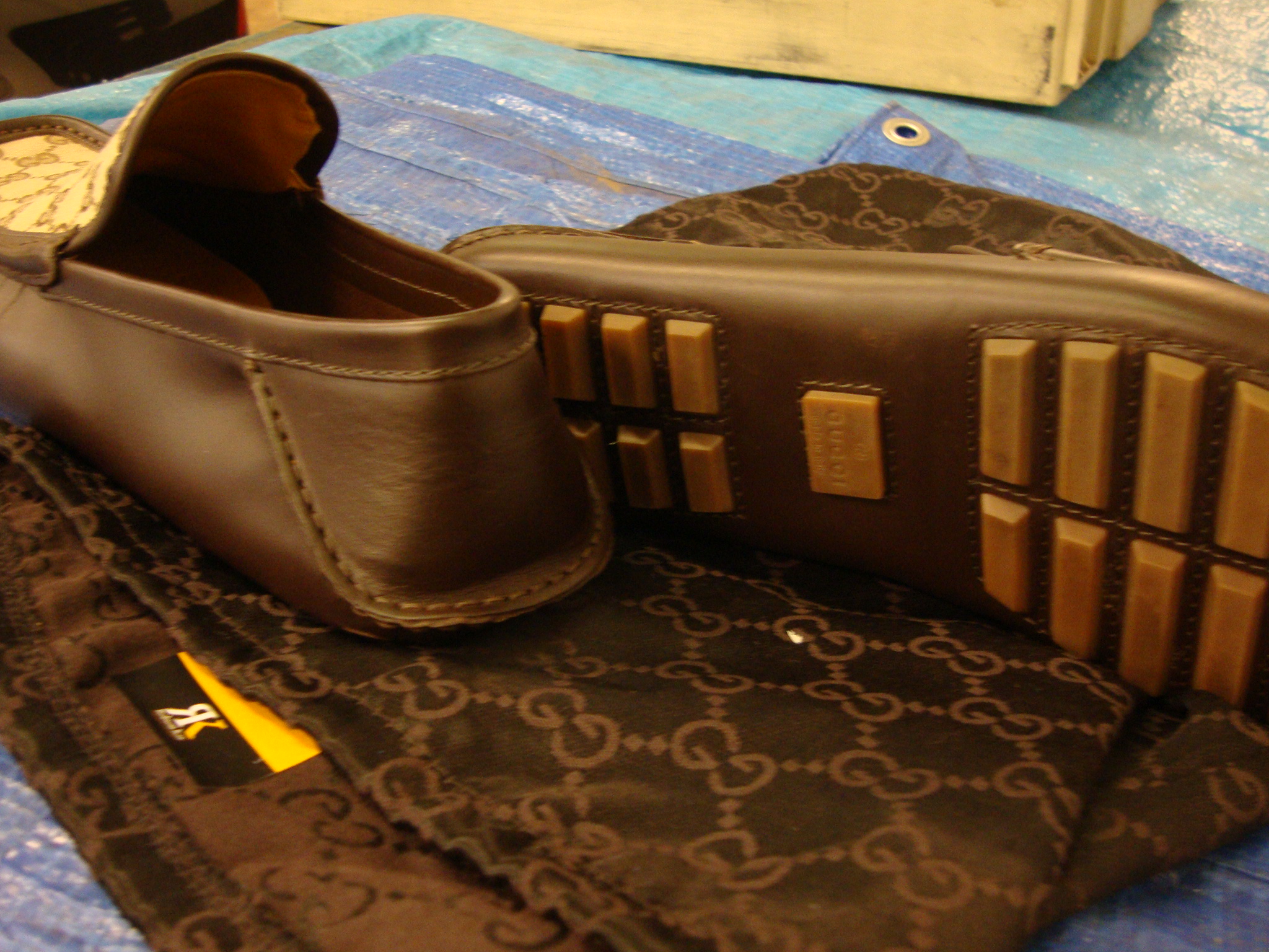 Pair of Gucci men's loafers/driving shoes in chocolate brown leather plus Gucci fabric upper. Size - Image 4 of 5