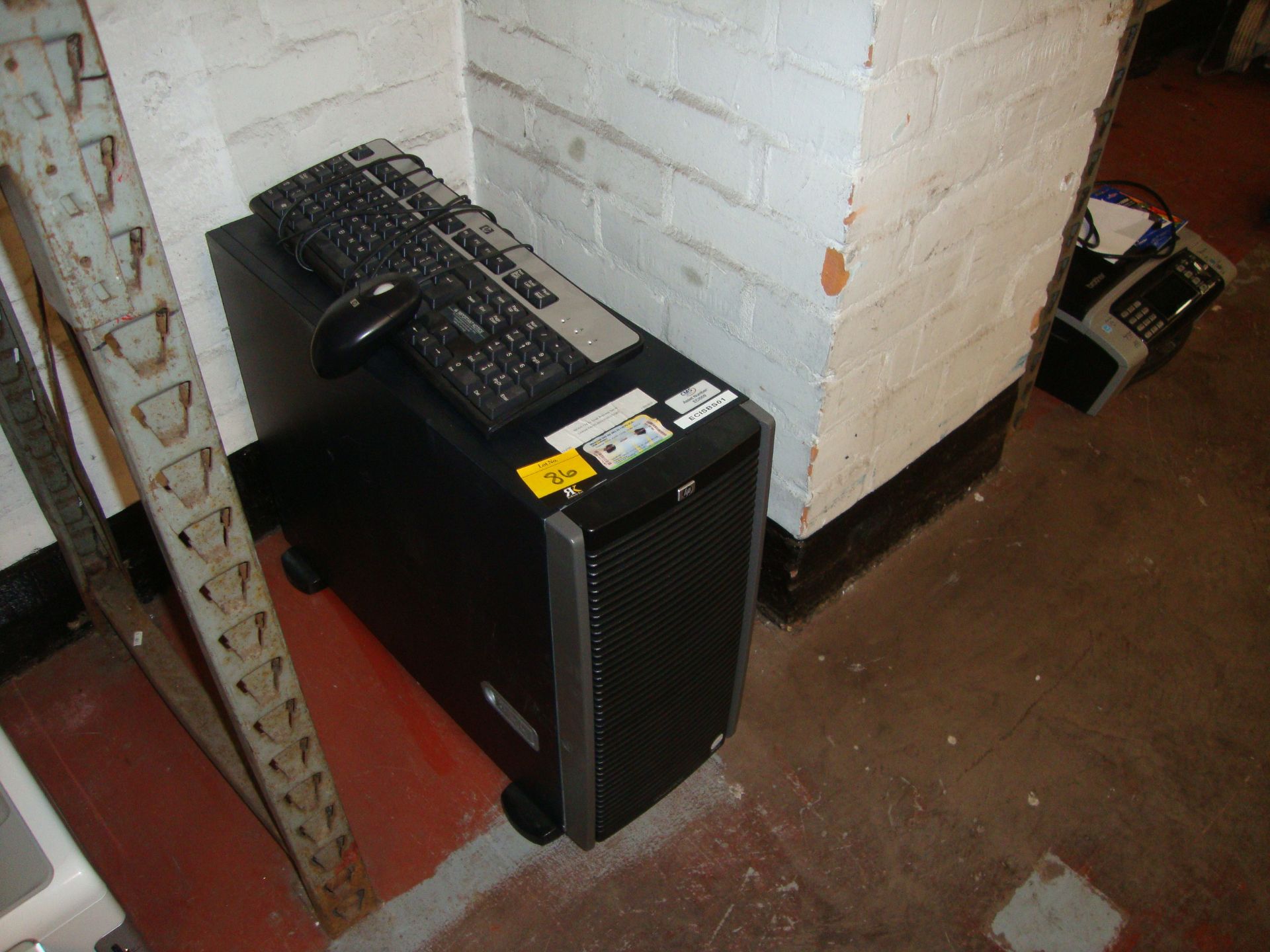 HP Proliant ML350 server including keyboard and mouse