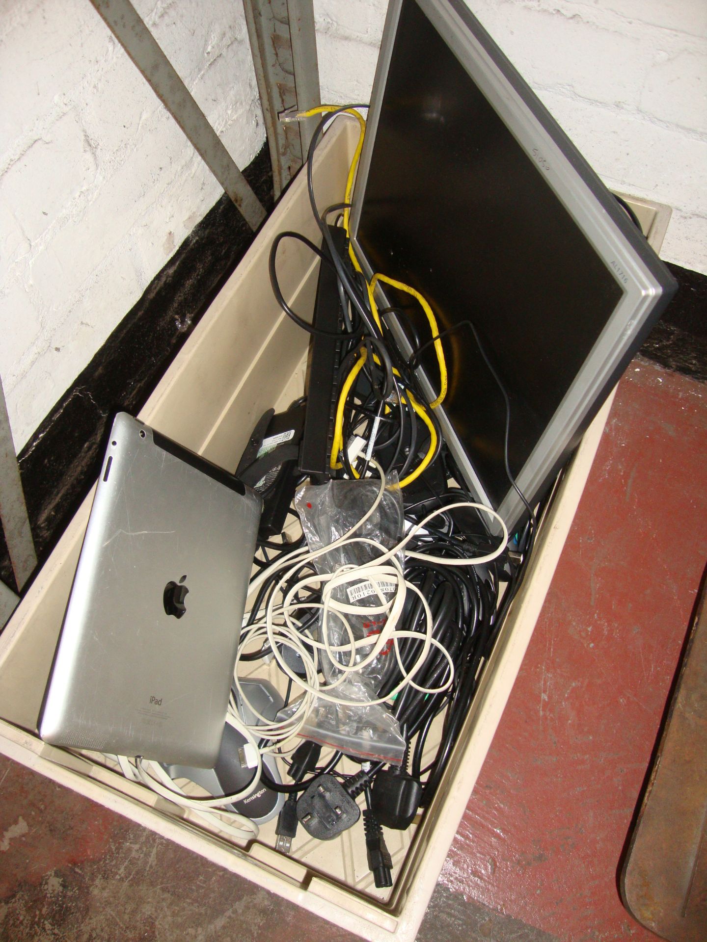 Quantity of IT equipment including iPad with damaged screen plus computer monitor - Image 4 of 5