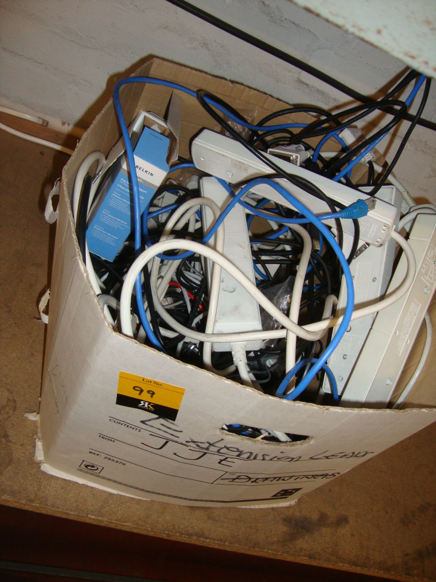 Quantity of electrical extension leads, computer cables and other related items