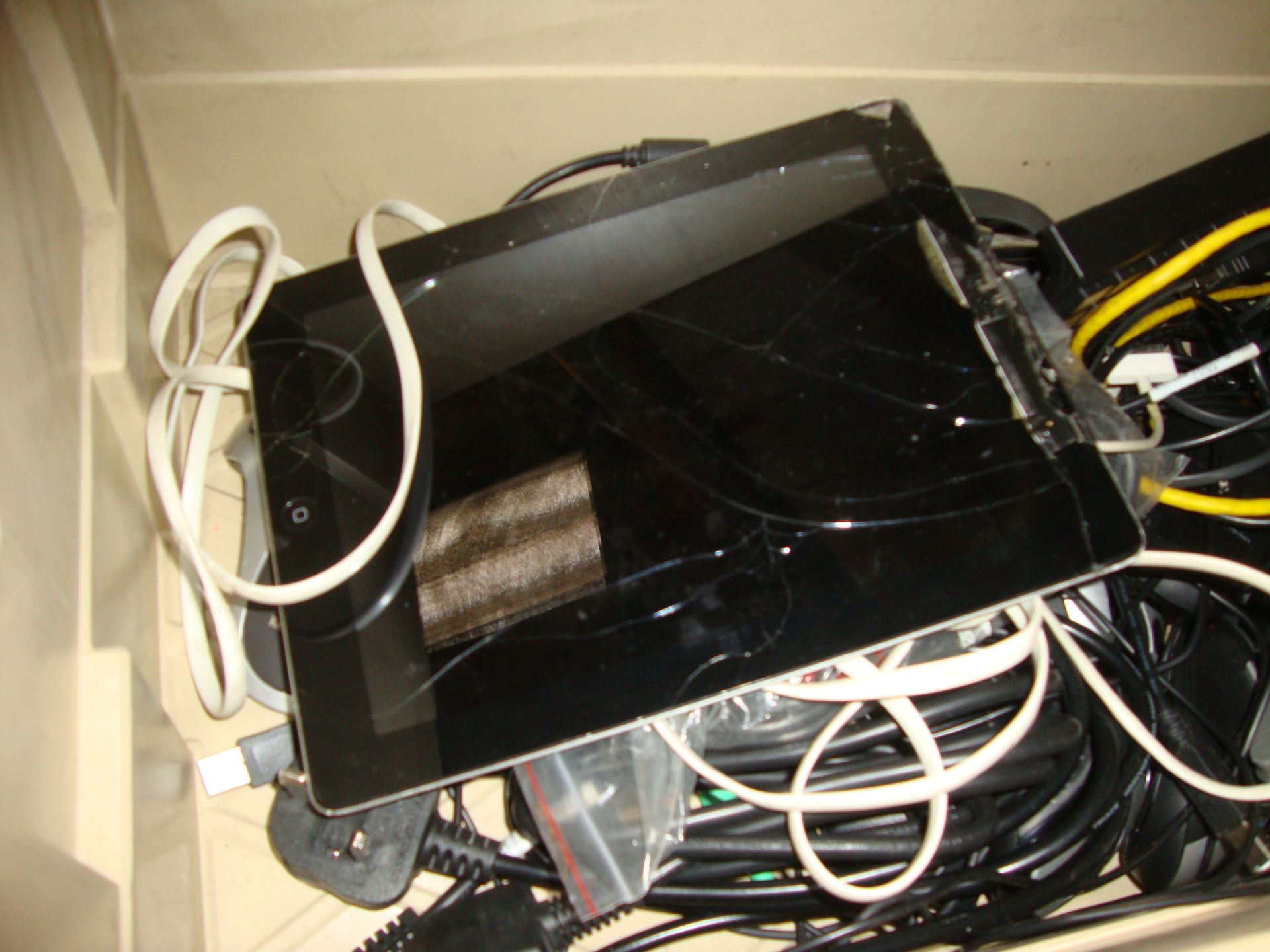 Quantity of IT equipment including iPad with damaged screen plus computer monitor - Image 2 of 5