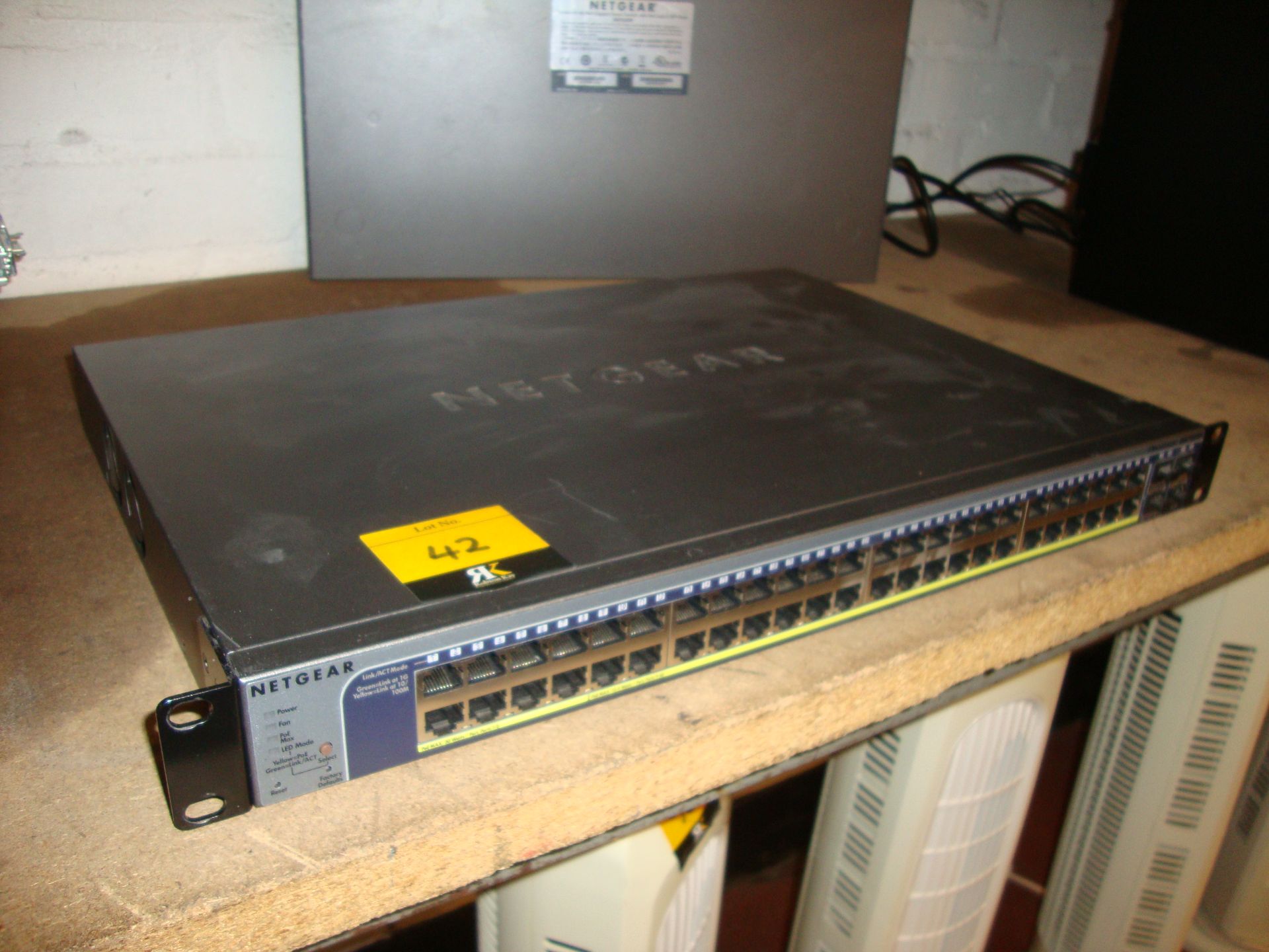 Netgear Prosafe model GS752TP rack mountable 48 port gigabit switch - Image 4 of 6