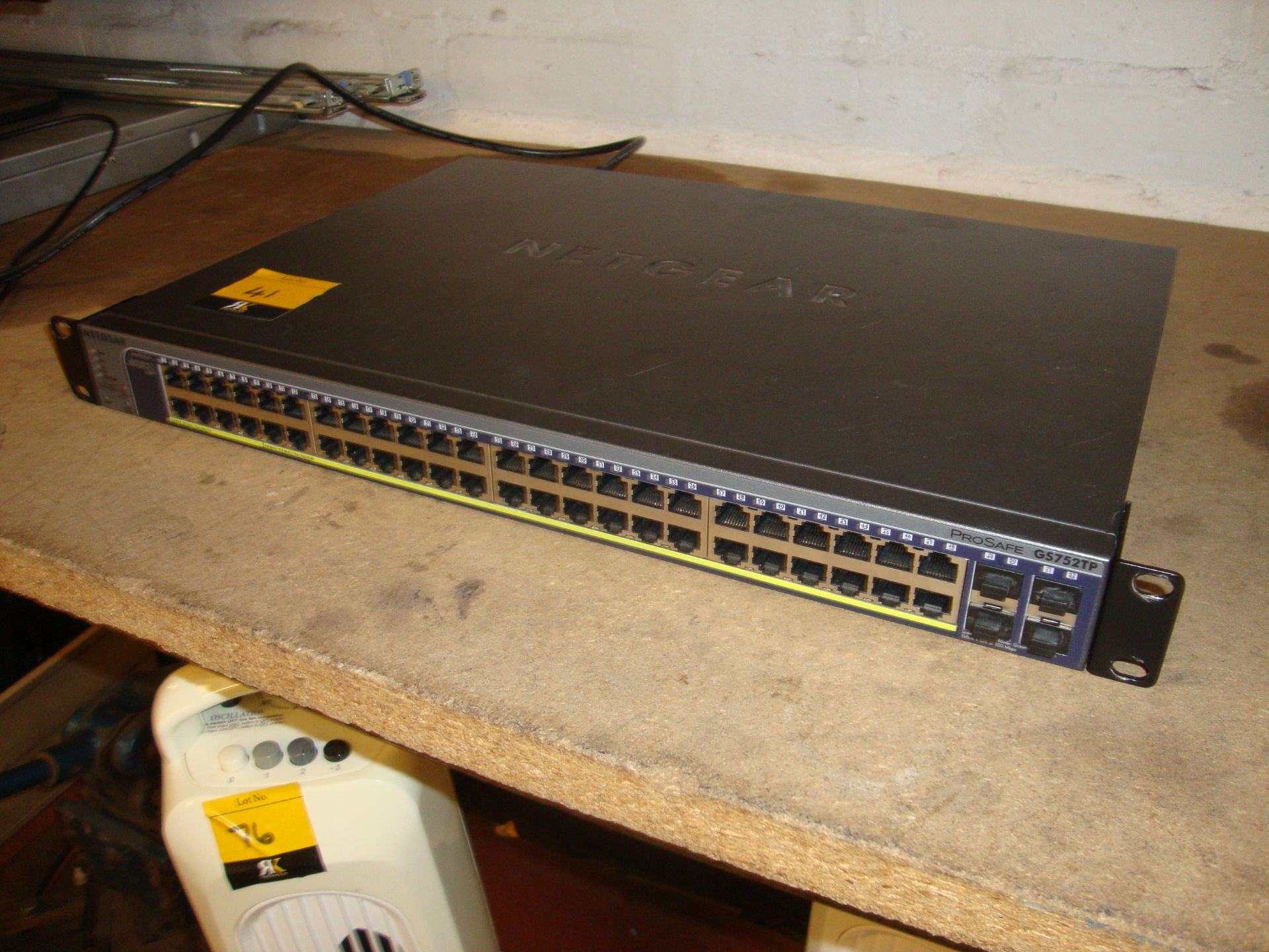 Netgear Prosafe model GS752TP rack mountable 48 port gigabit switch - Image 3 of 8