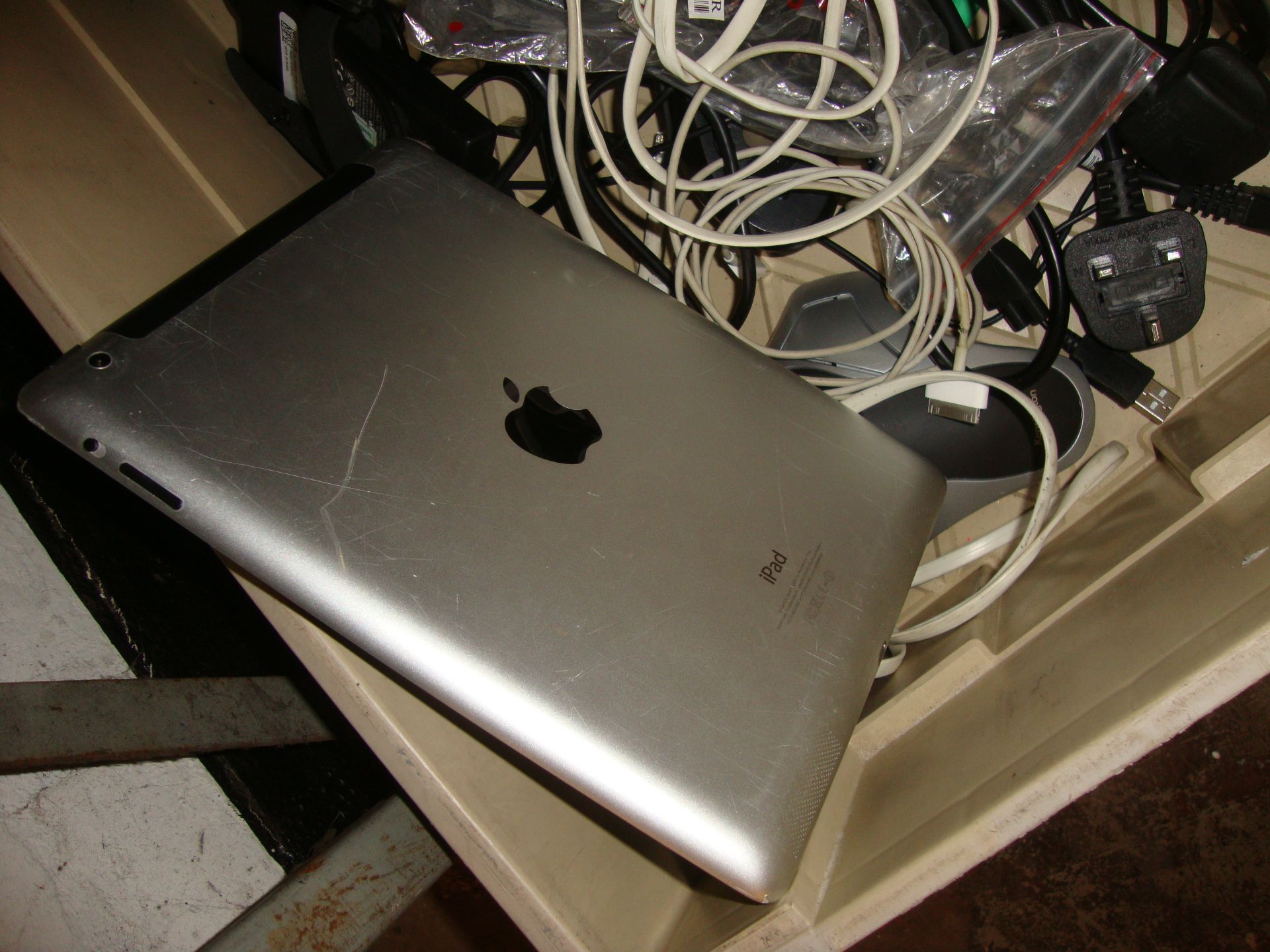 Quantity of IT equipment including iPad with damaged screen plus computer monitor - Image 3 of 5