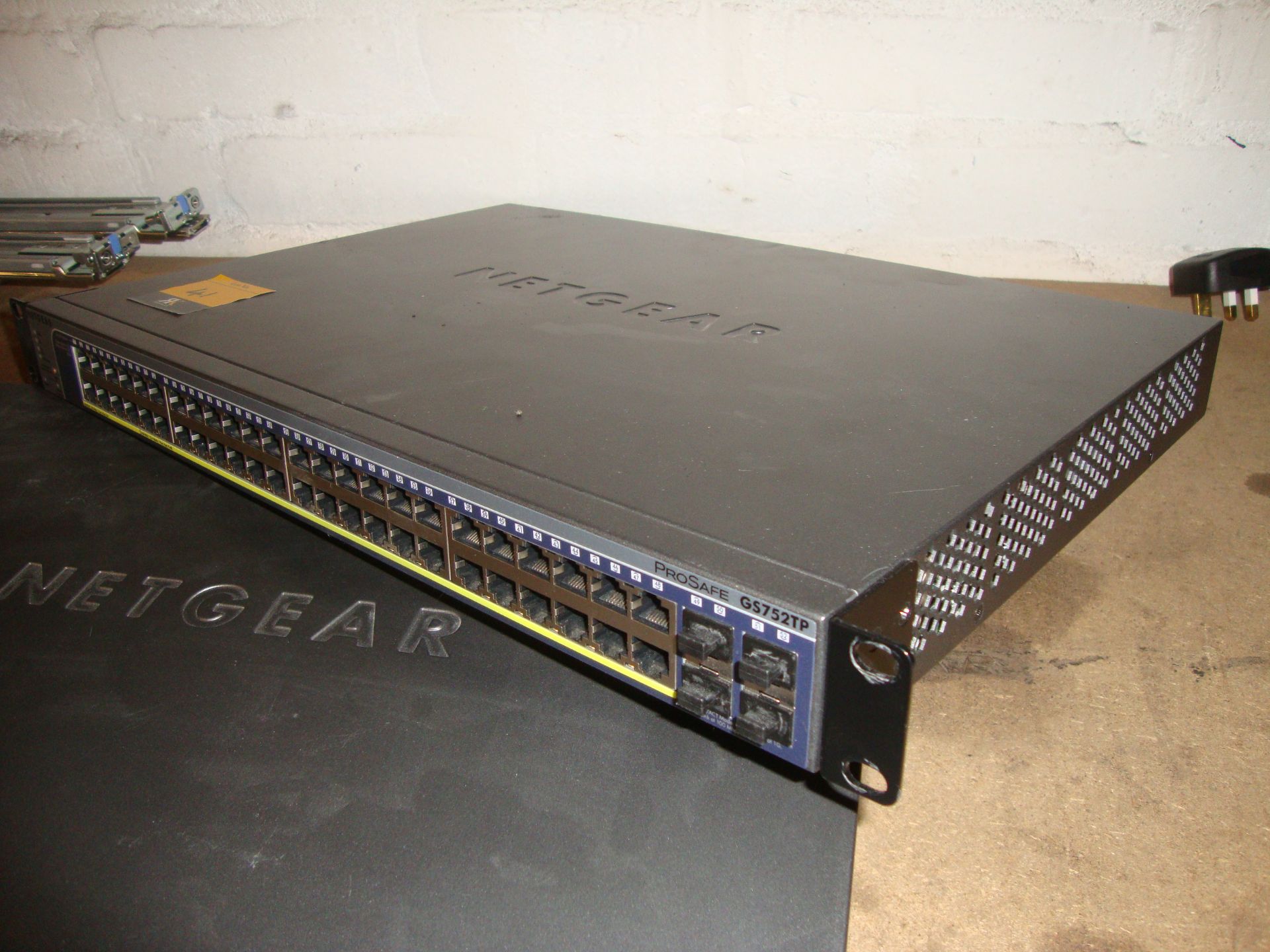 Netgear Prosafe model GS752TP rack mountable 48 port gigabit switch - Image 7 of 8