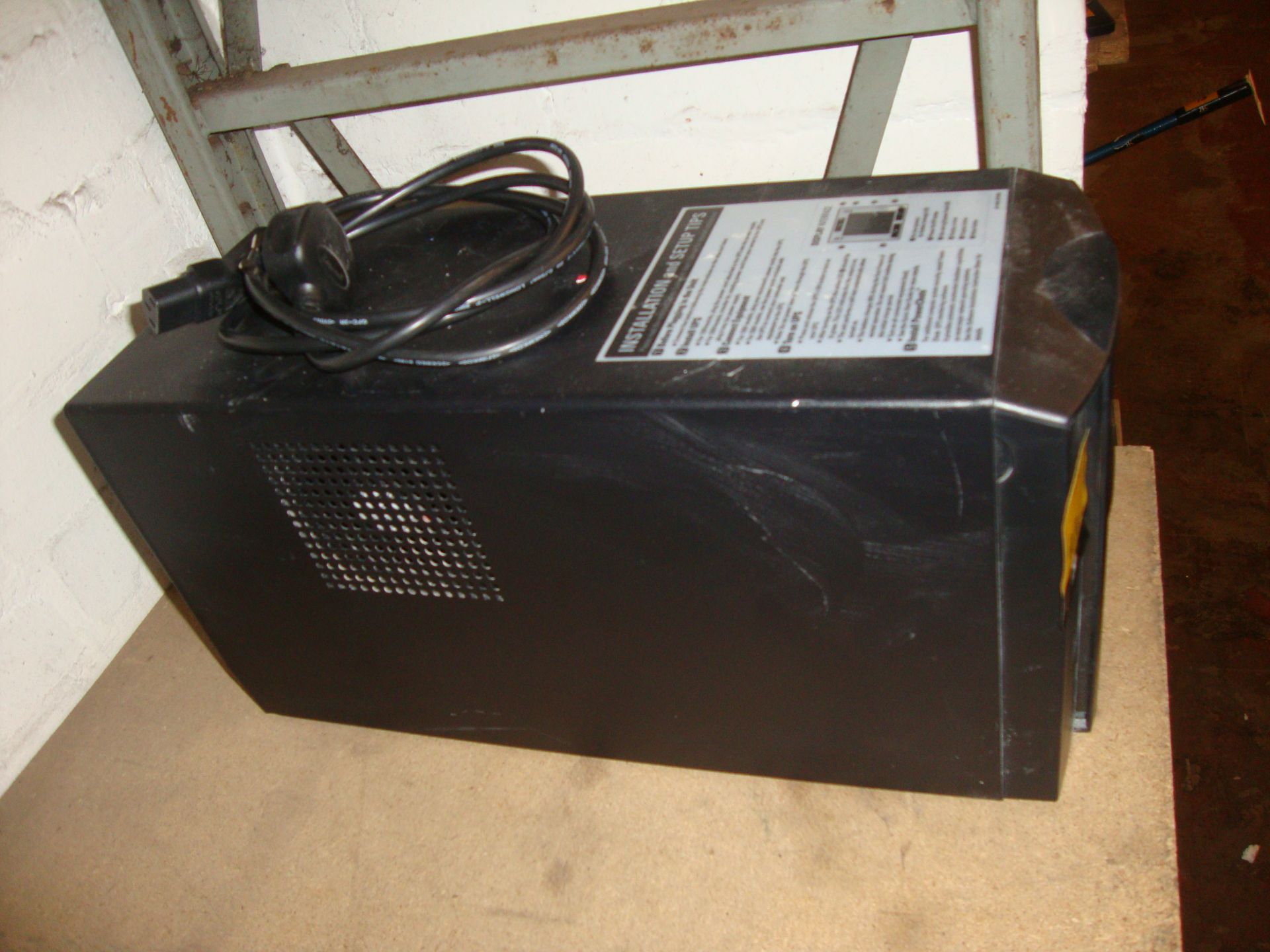 APC Smart-UPS model C1500 battery back-up with digital interface - Image 3 of 3