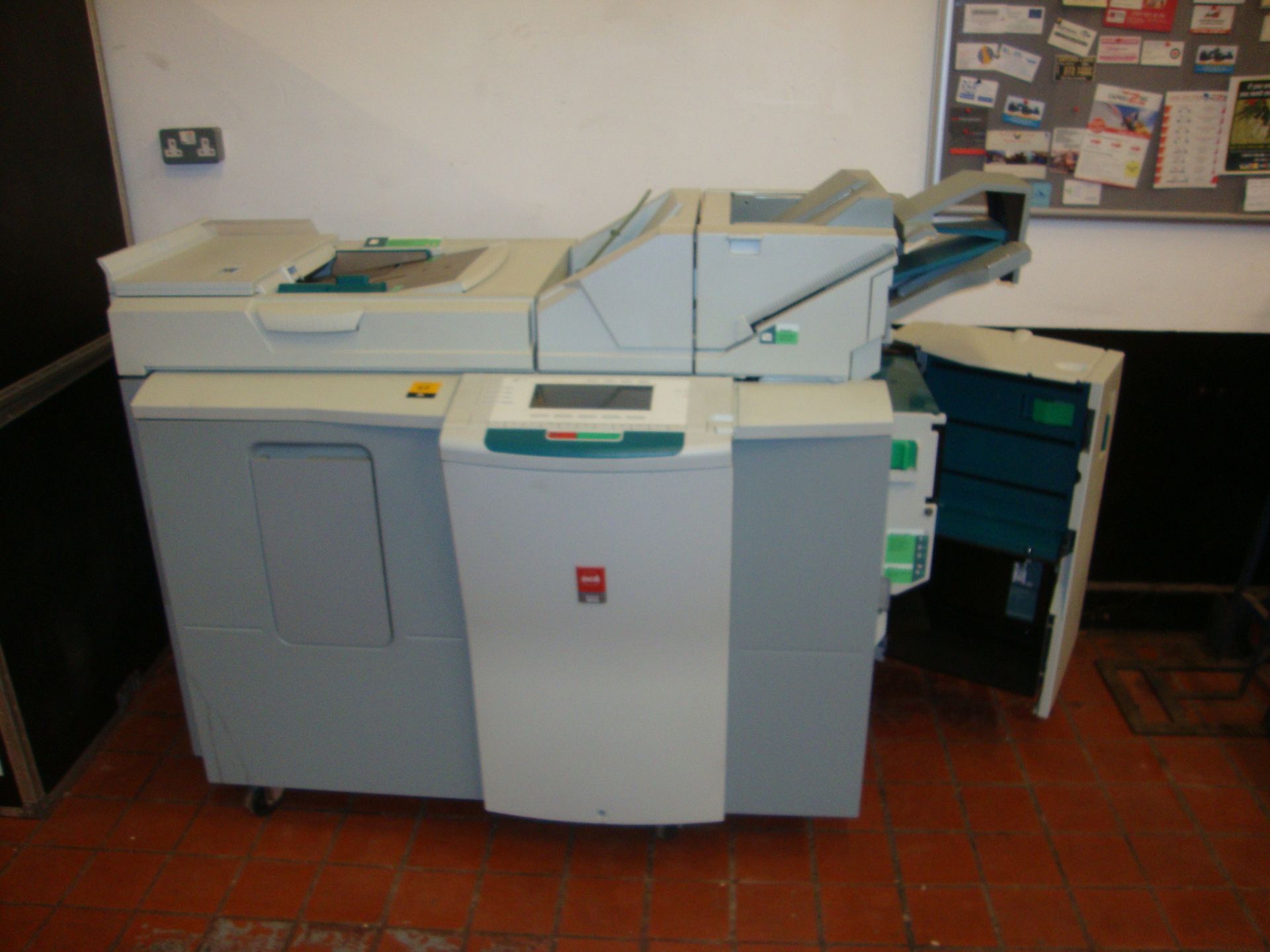 Oce VarioPrint 1075 large heavy duty printer. Please note this lot includes the 2-section flight - Image 13 of 18