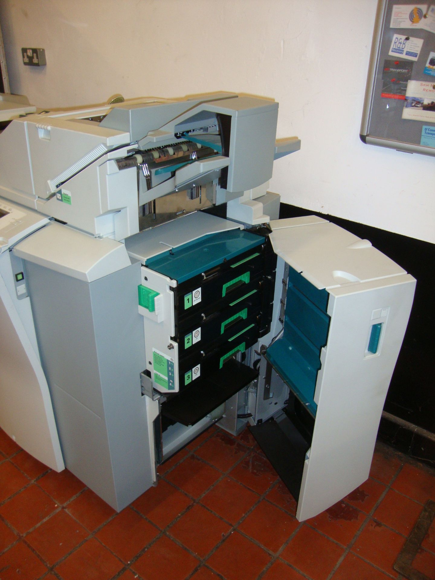 Oce VarioPrint 1075 large heavy duty printer. Please note this lot includes the 2-section flight - Image 10 of 18
