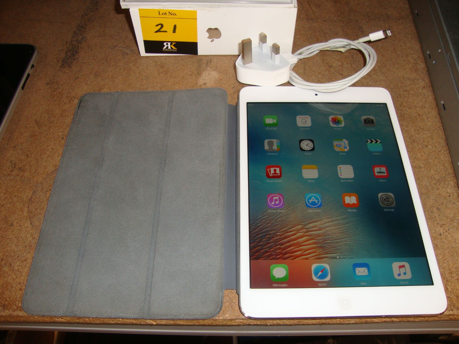 Apple iPad mini 16Gb white model A1432, MD531B/A. This lot consists of the iPad itself, Smart