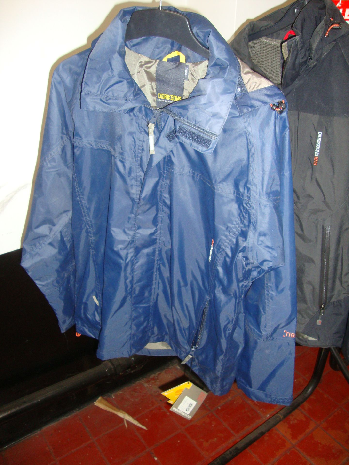 7 off Didriksons waterproof jackets in assorted styles and colours - Image 5 of 8