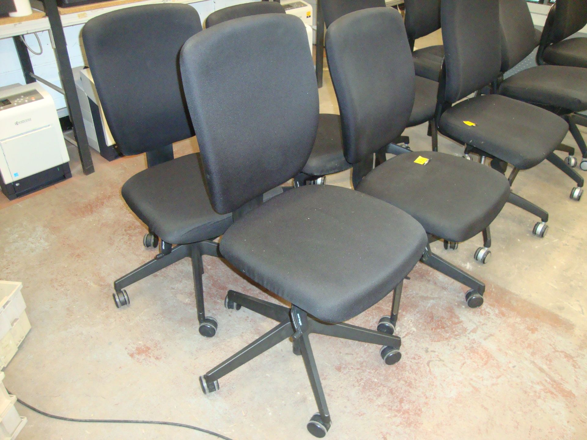 4 off matching black operator's chairs - Bild 2 aus 6