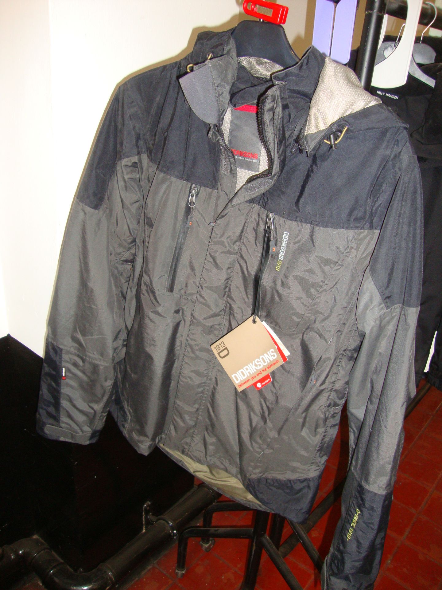 7 off Didriksons waterproof jackets in assorted styles and colours - Image 8 of 8