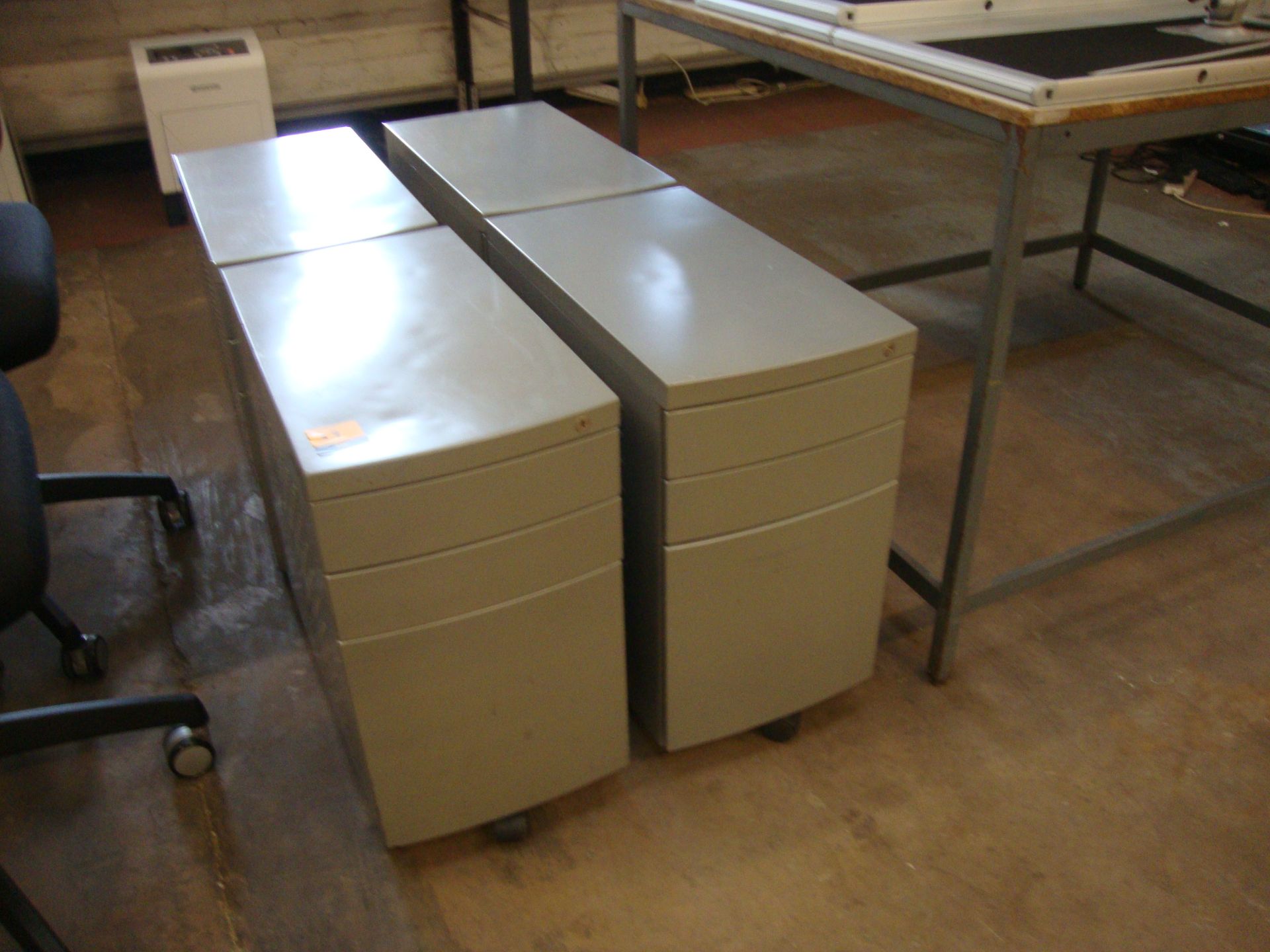 Mixed office equipment lot for use with small call centre-type desk comprising 4 off slim grey/ - Image 7 of 8